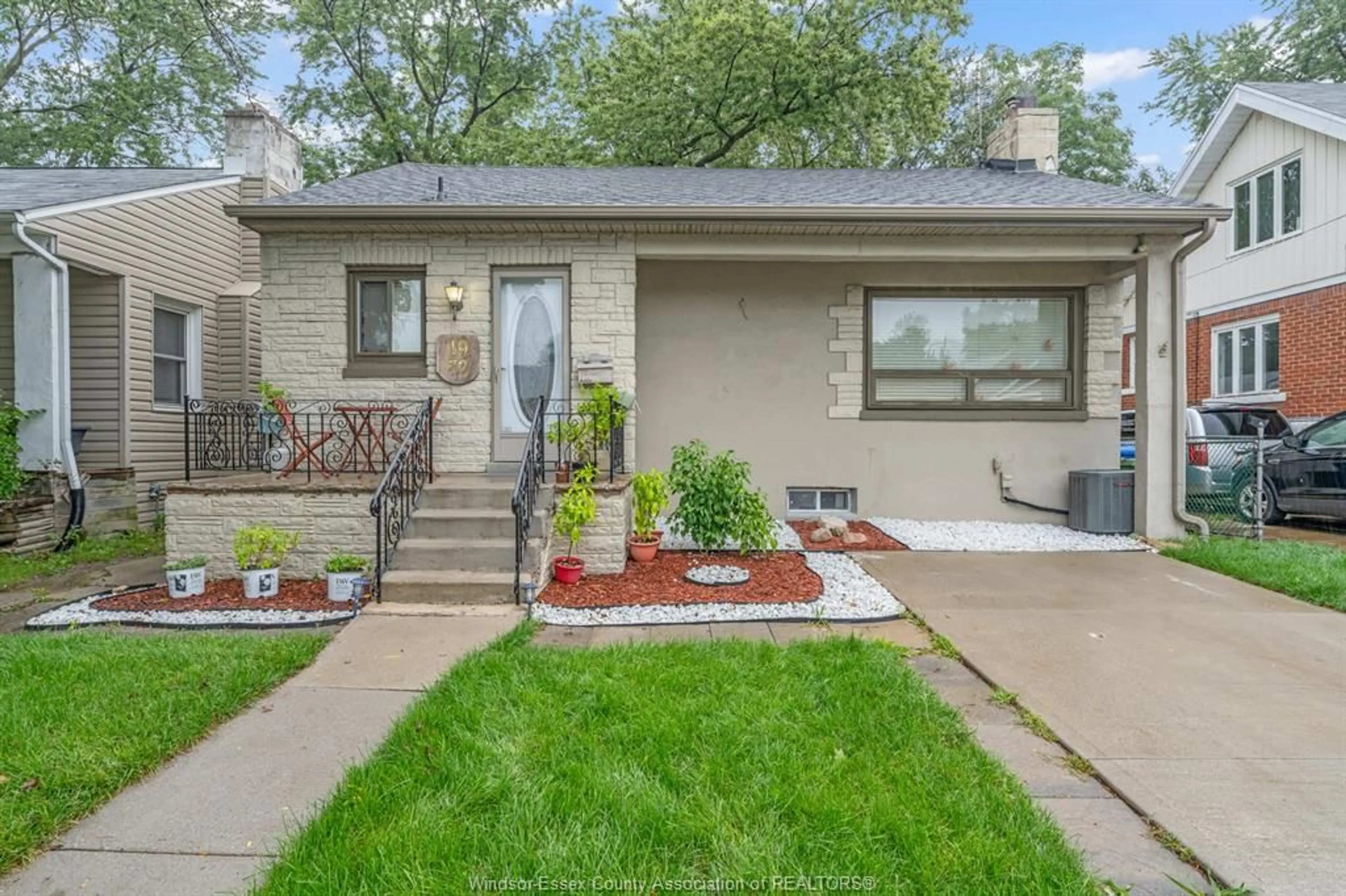Home with vinyl exterior material, street for 1952 PILLETTE, Windsor Ontario N8T 1P3