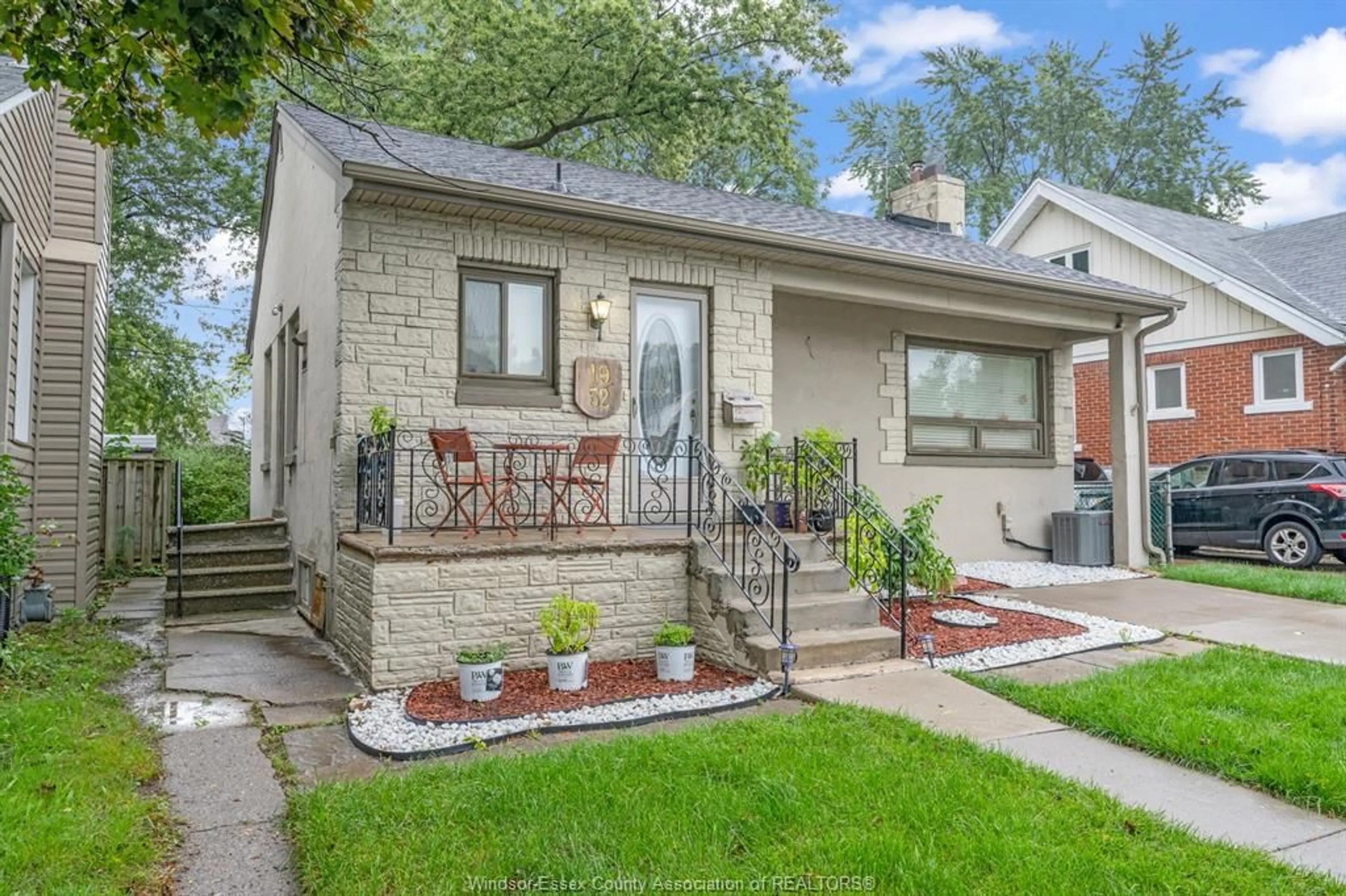 Home with brick exterior material, street for 1952 PILLETTE, Windsor Ontario N8T 1P3
