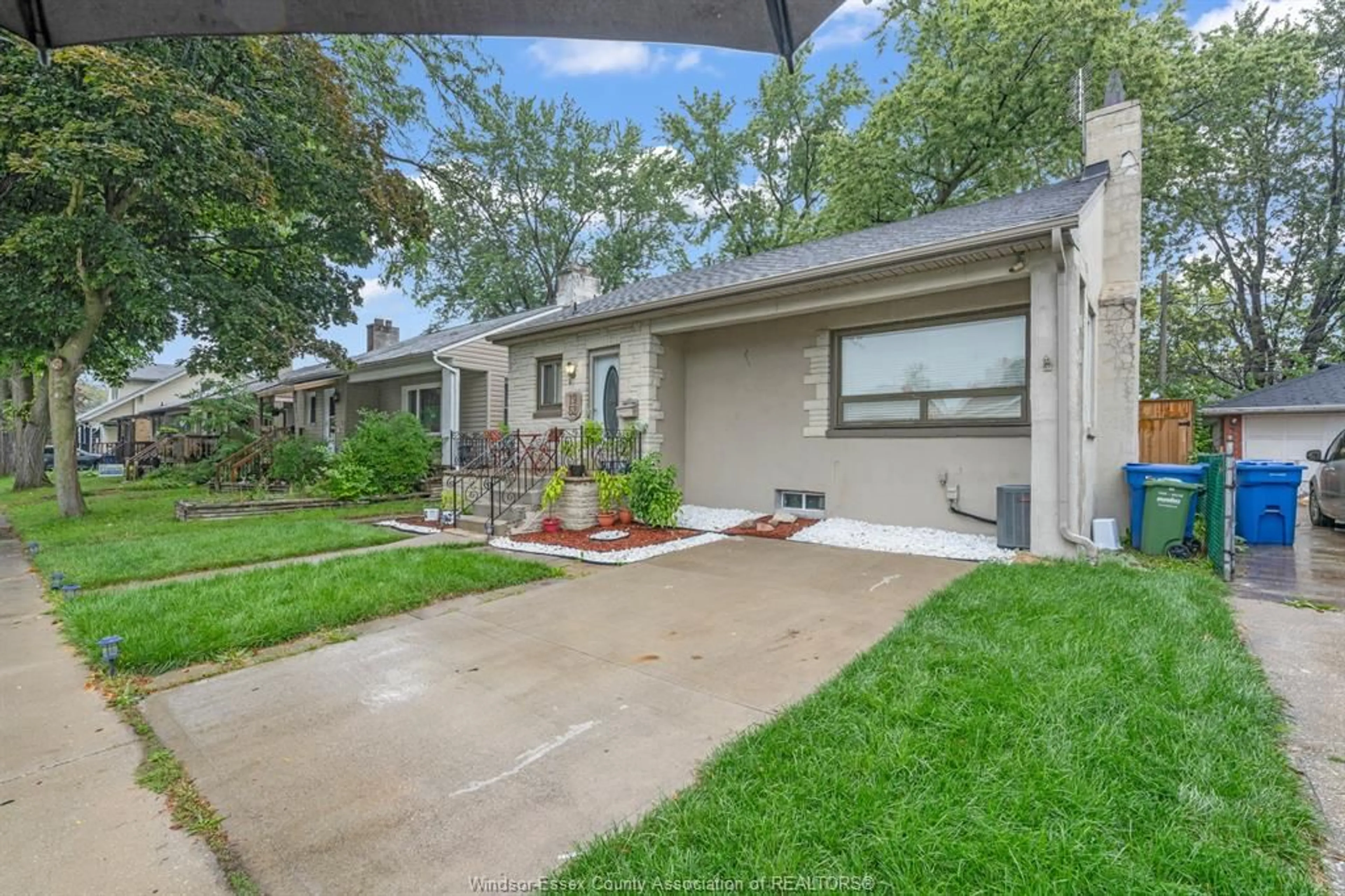Home with vinyl exterior material, street for 1952 PILLETTE, Windsor Ontario N8T 1P3