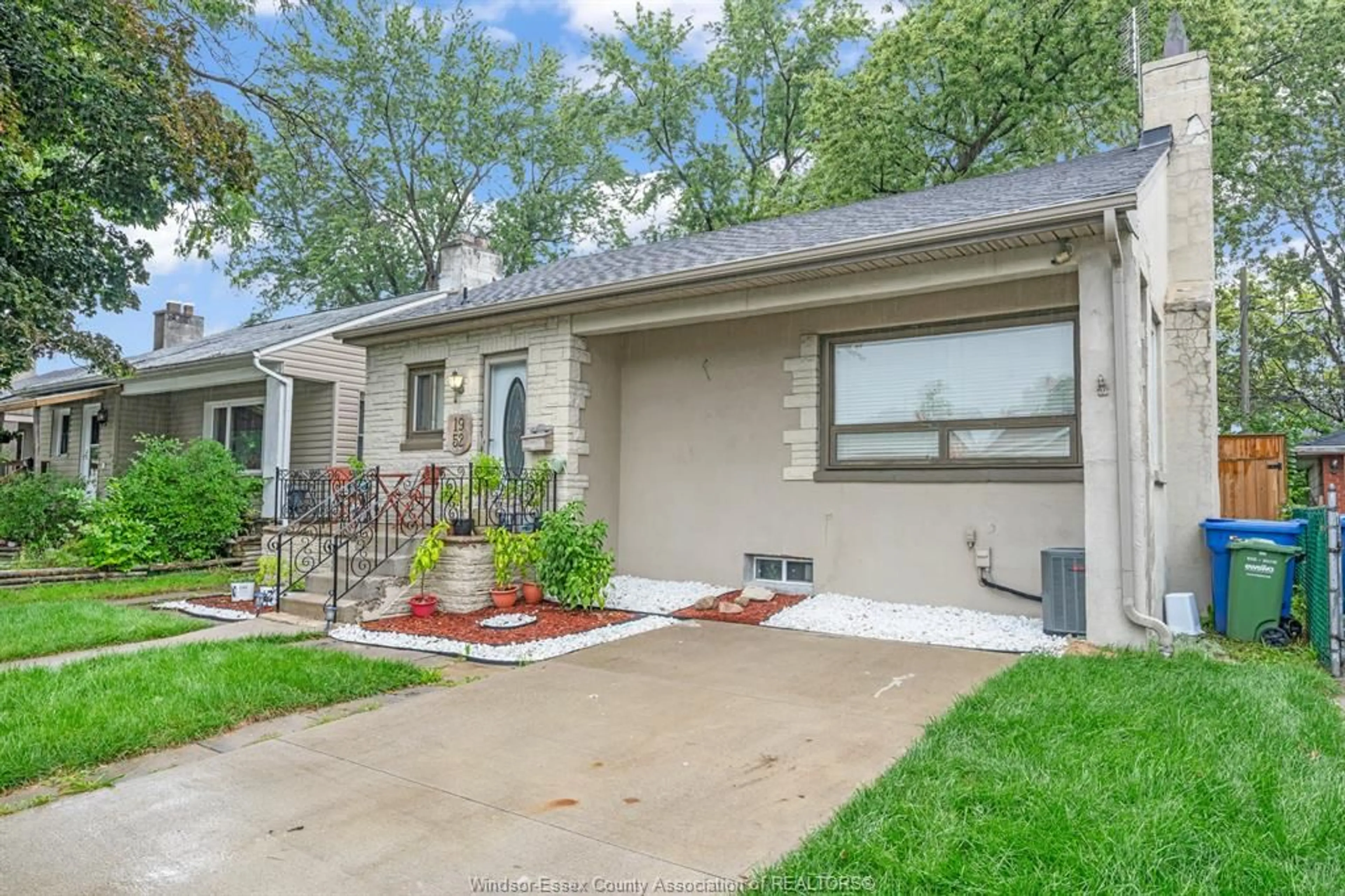 Home with vinyl exterior material, street for 1952 PILLETTE, Windsor Ontario N8T 1P3
