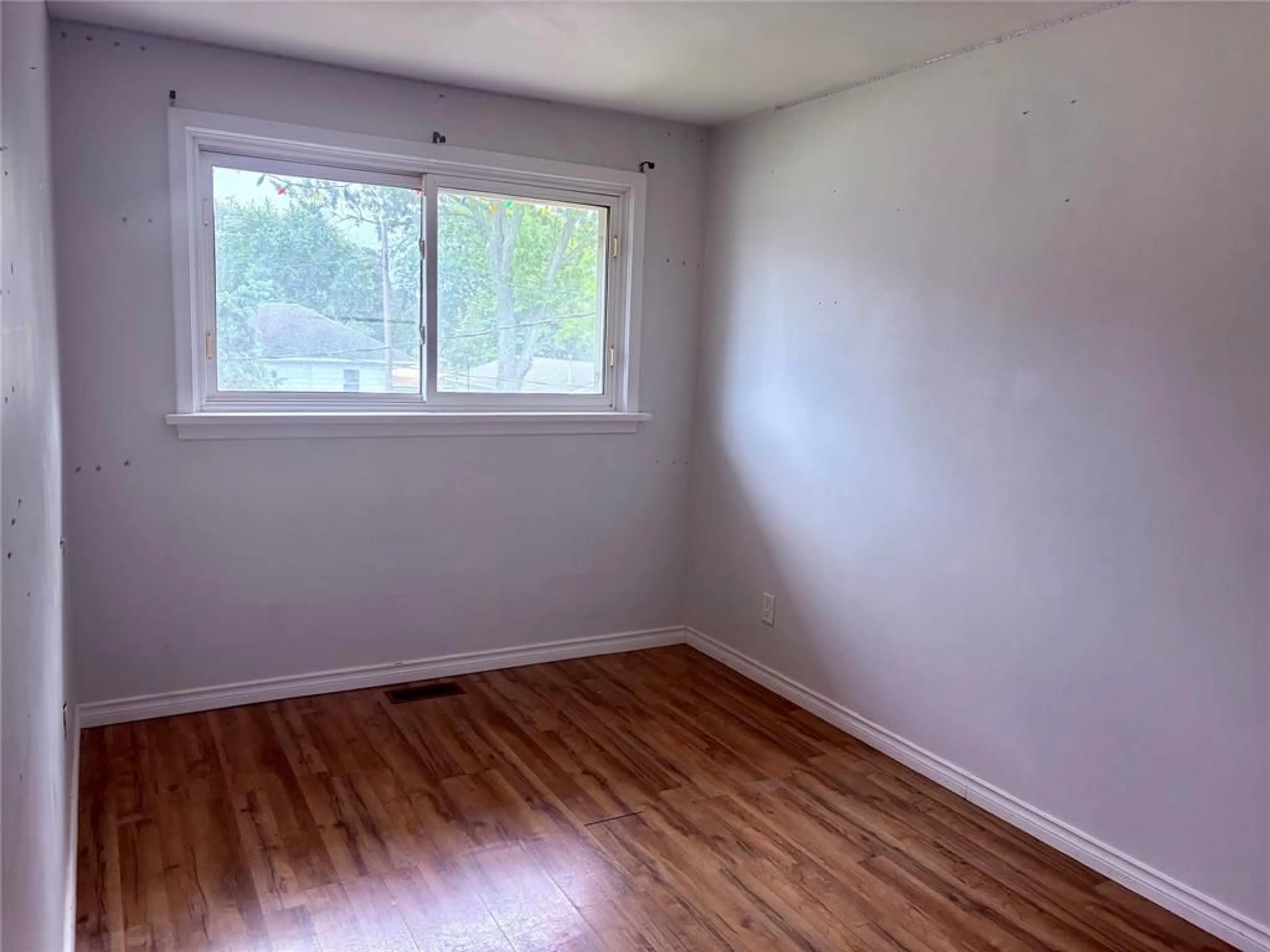 A pic of a room for 825 ELIZABETH Ave, Sarnia Ontario N7S 2V6