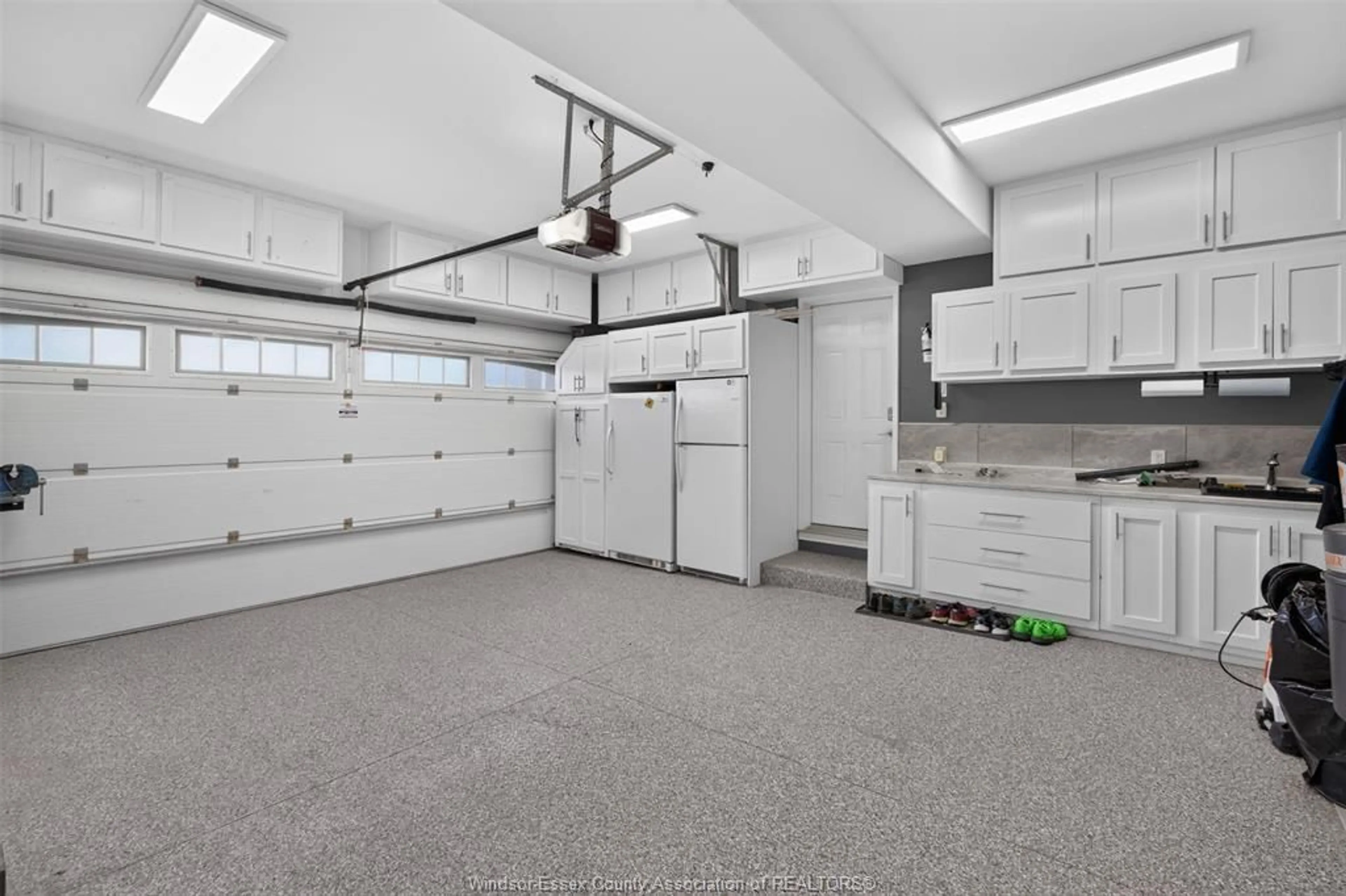 Indoor garage for 399 POPLAR Dr, Lakeshore Ontario N8L 0X7