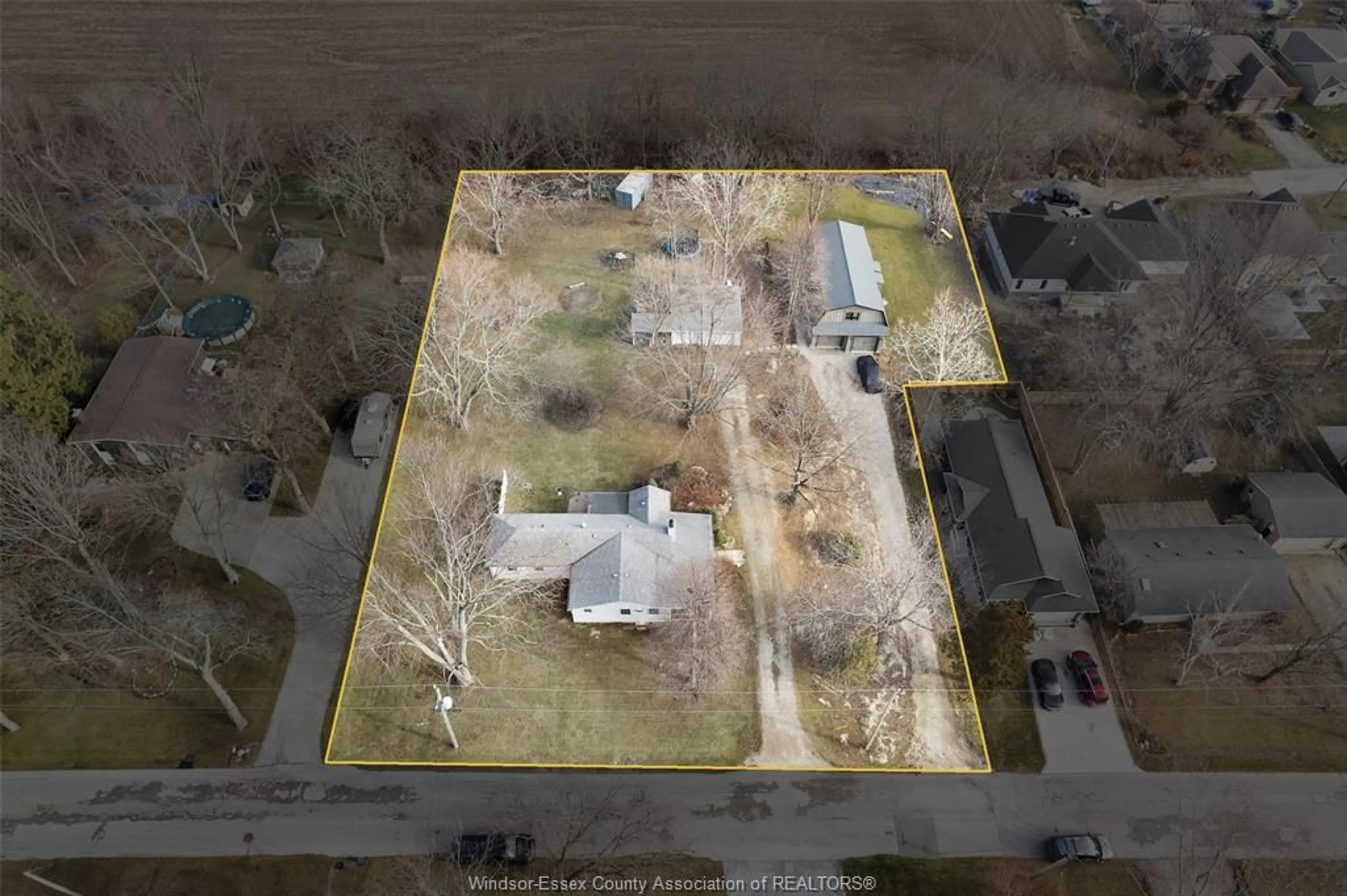 A pic from outside/outdoor area/front of a property/back of a property/a pic from drone, building for 942 ERIE Ave, Kingsville Ontario N9Y 3E2