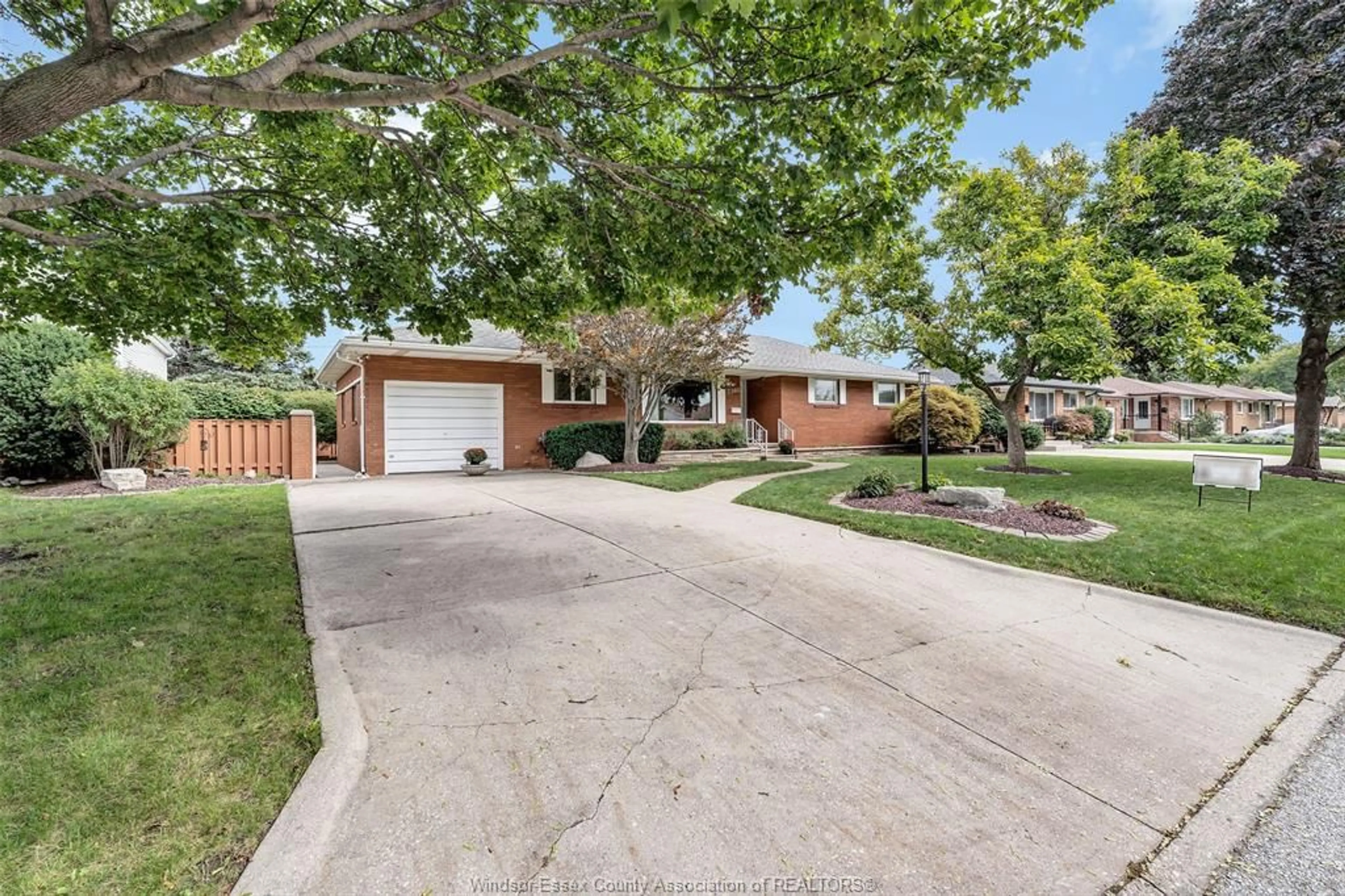 Unknown for 2360 LEONARD Rd, Windsor Ontario N8W 4L7