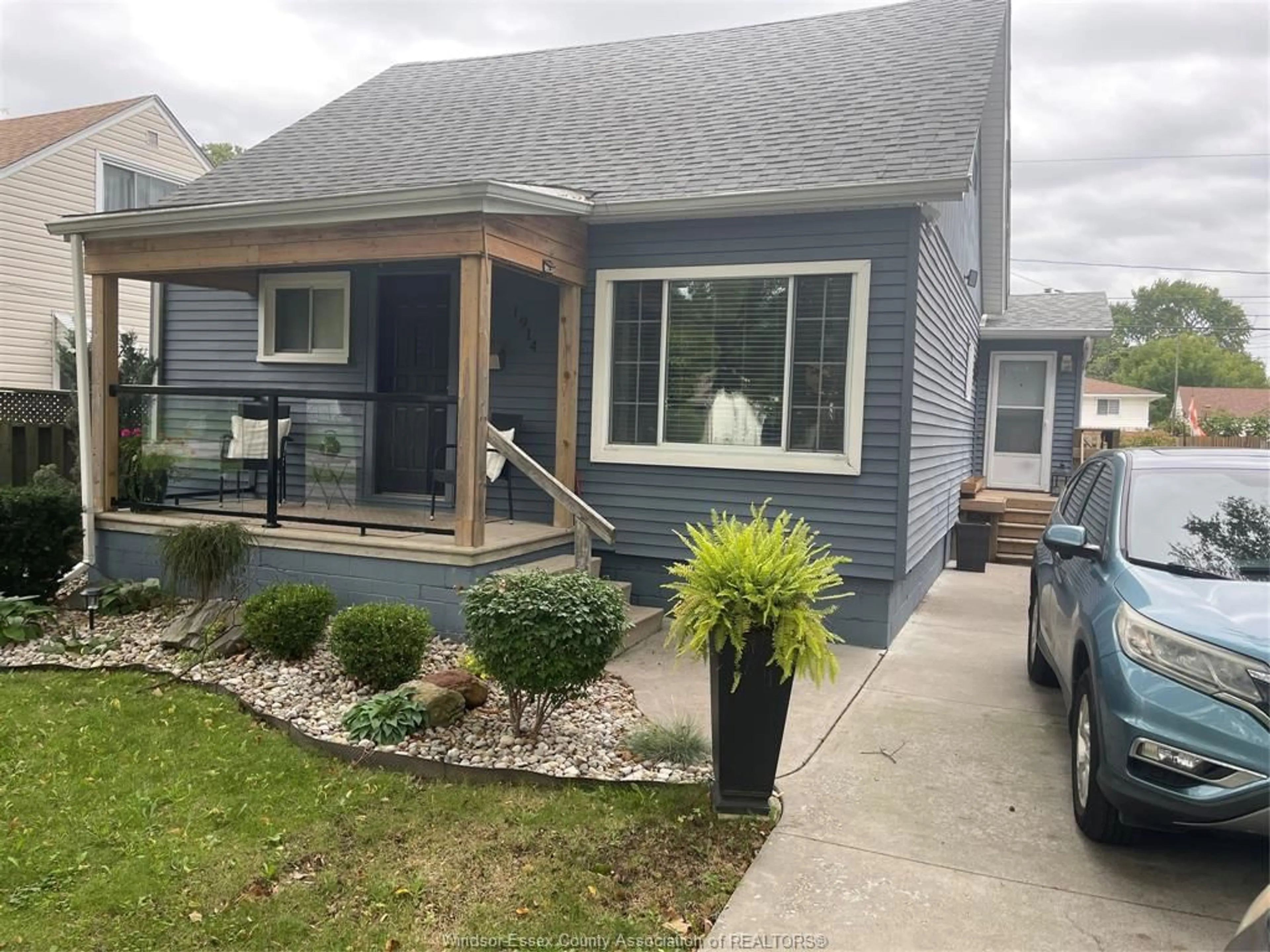 Home with vinyl exterior material, street for 1914 WESTCOTT Rd, Windsor Ontario N8W 4K4