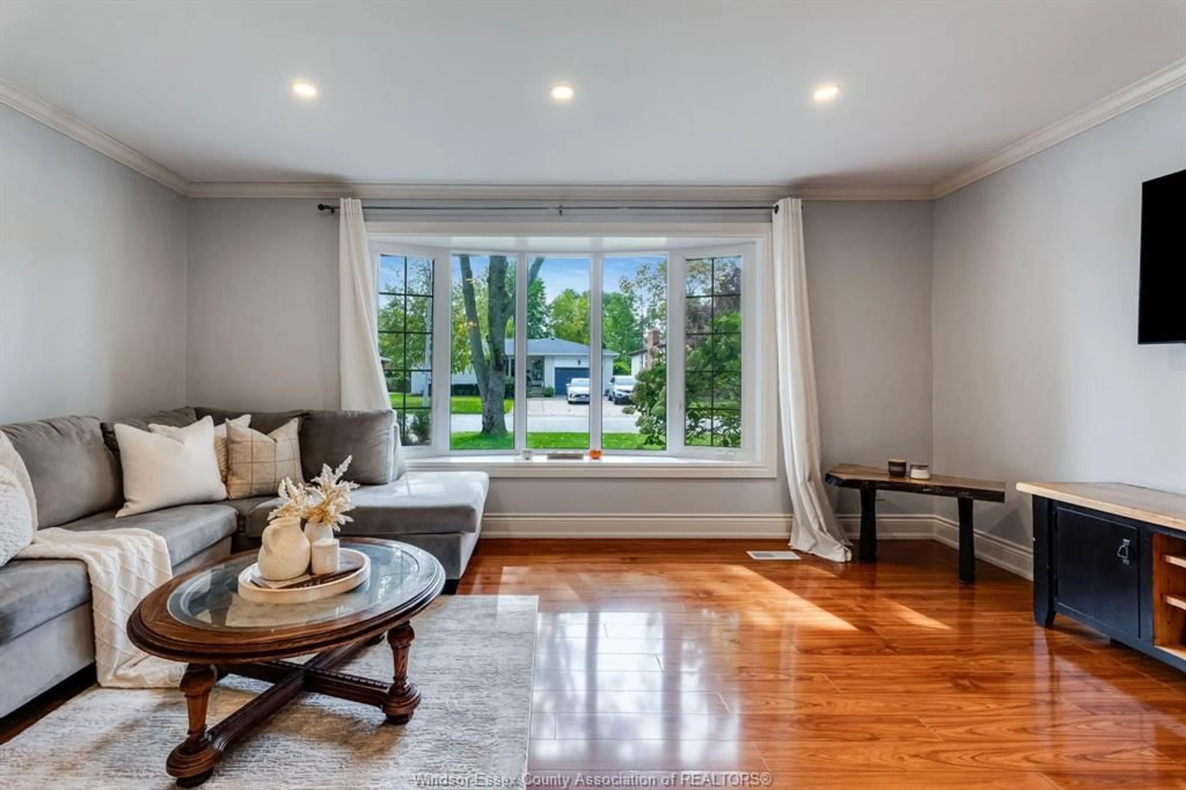 Living room with furniture, wood/laminate floor for 64 Palmer Dr, Kingsville Ontario N9Y 3B4