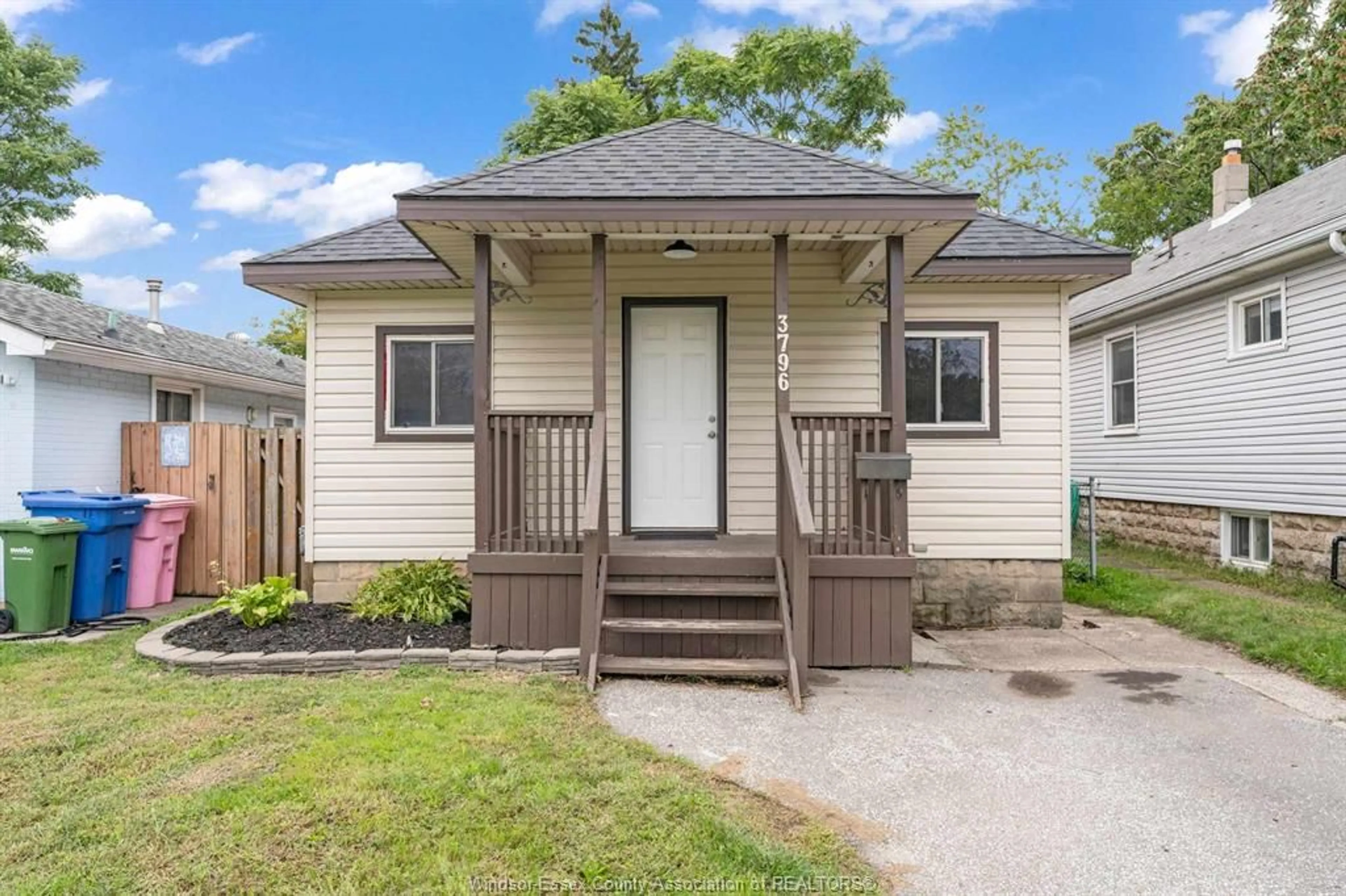 Home with vinyl exterior material, street for 3796 Glenfield St, Windsor Ontario N9C 2B2