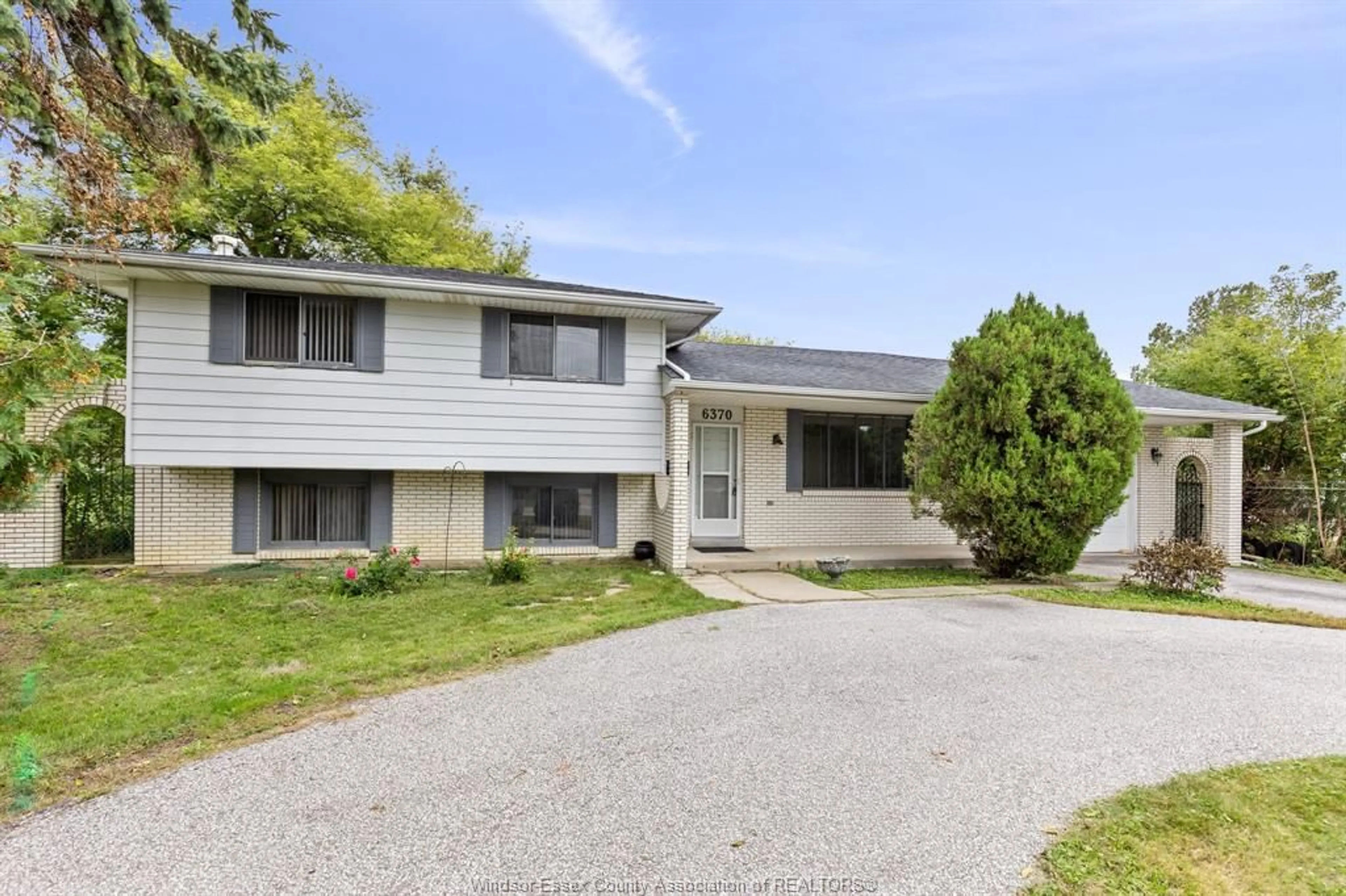A pic from outside/outdoor area/front of a property/back of a property/a pic from drone, street for 6370 MALDEN Rd, LaSalle Ontario N9H 1T3