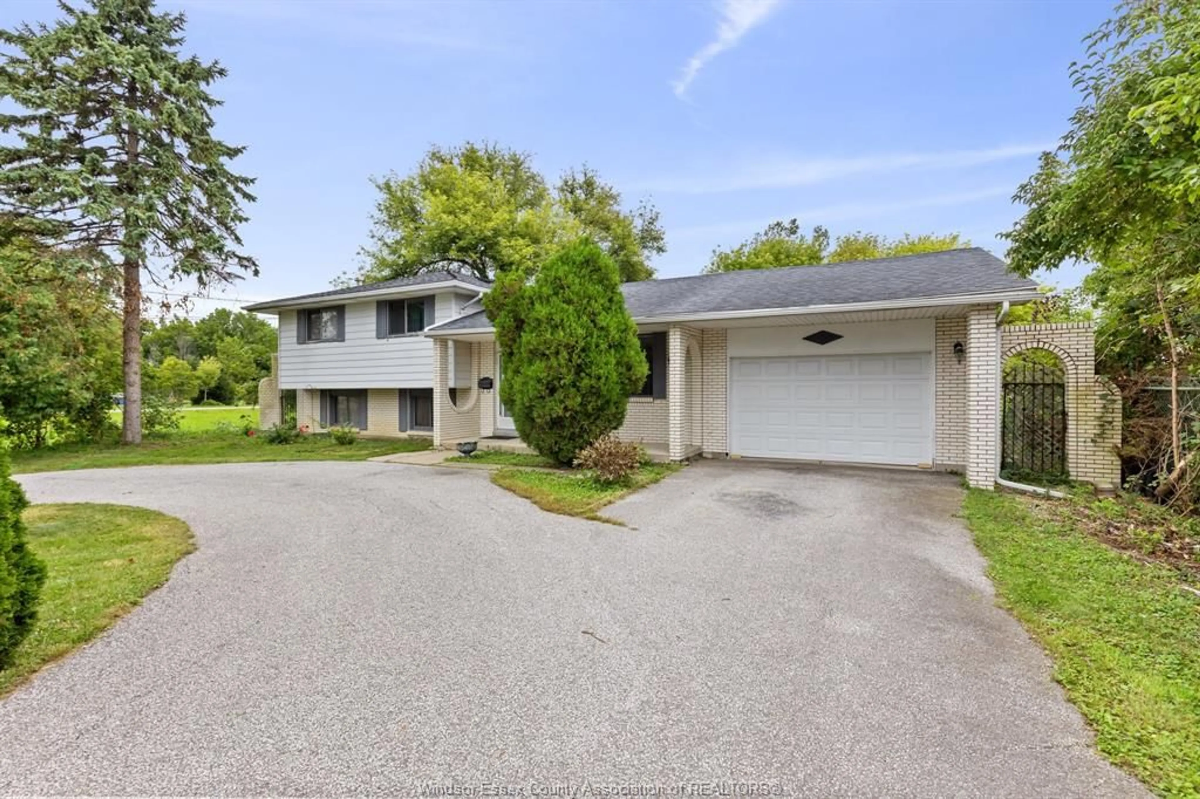 A pic from outside/outdoor area/front of a property/back of a property/a pic from drone, street for 6370 MALDEN Rd, LaSalle Ontario N9H 1T3