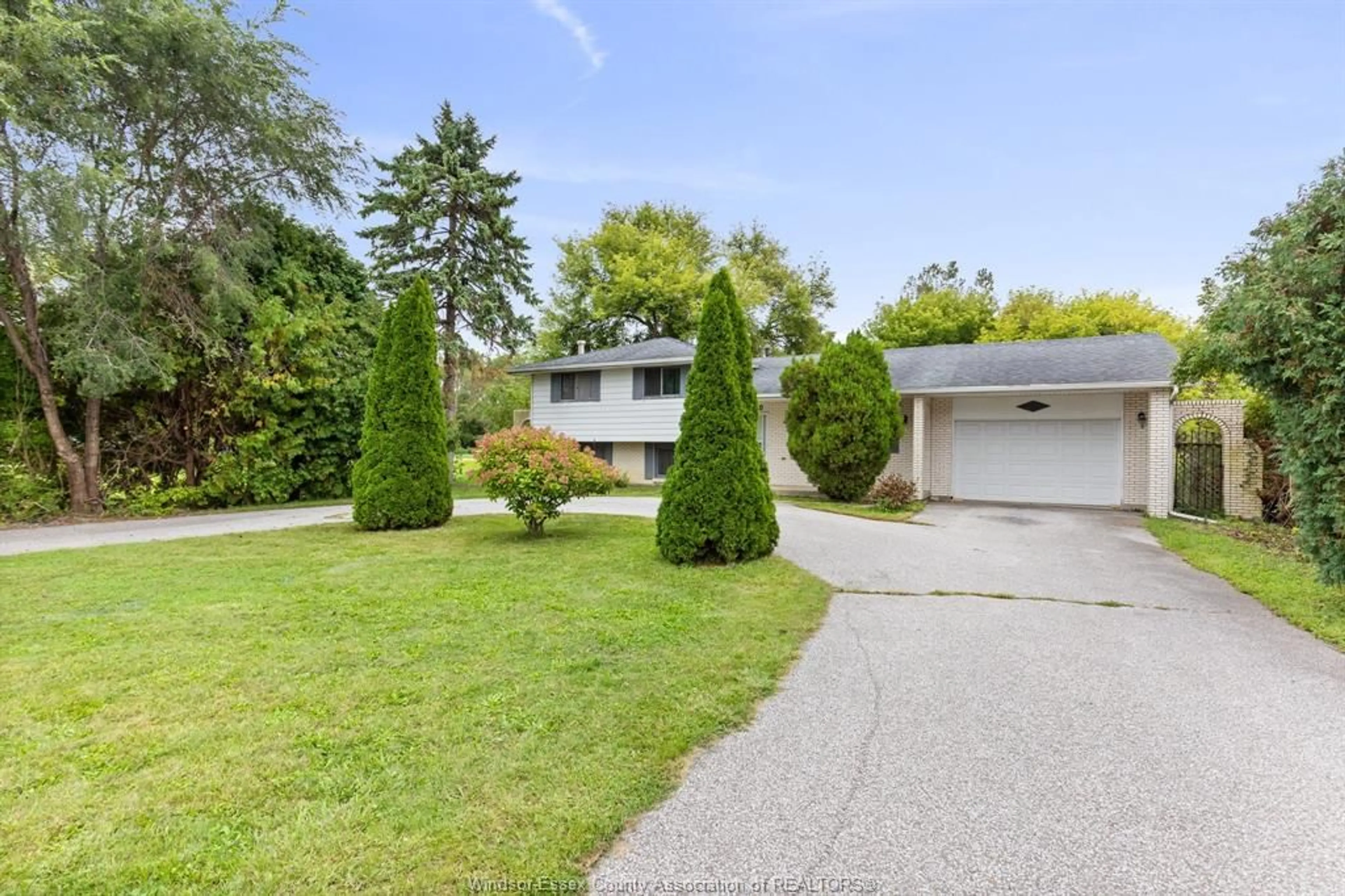 A pic from outside/outdoor area/front of a property/back of a property/a pic from drone, street for 6370 MALDEN Rd, LaSalle Ontario N9H 1T3