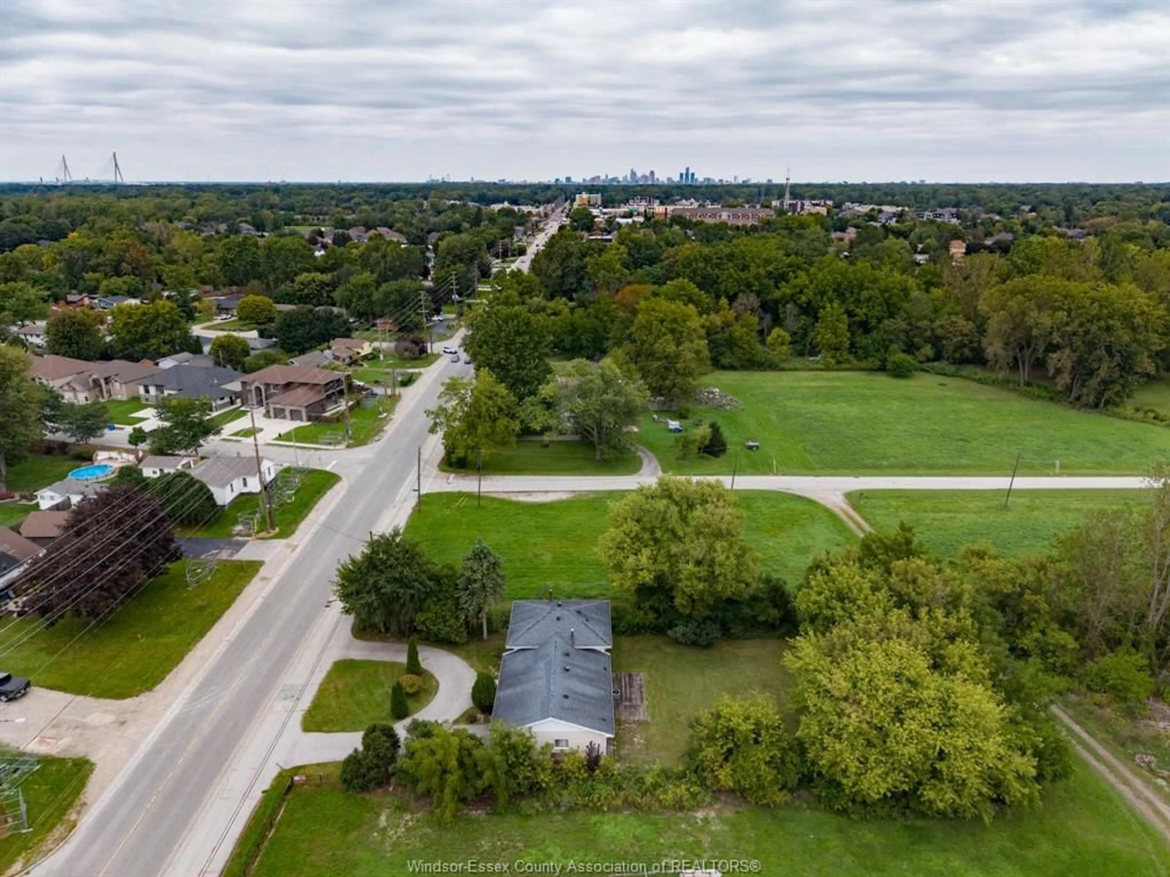 A pic from outside/outdoor area/front of a property/back of a property/a pic from drone, unknown for 6370 MALDEN Rd, LaSalle Ontario N9H 1T3
