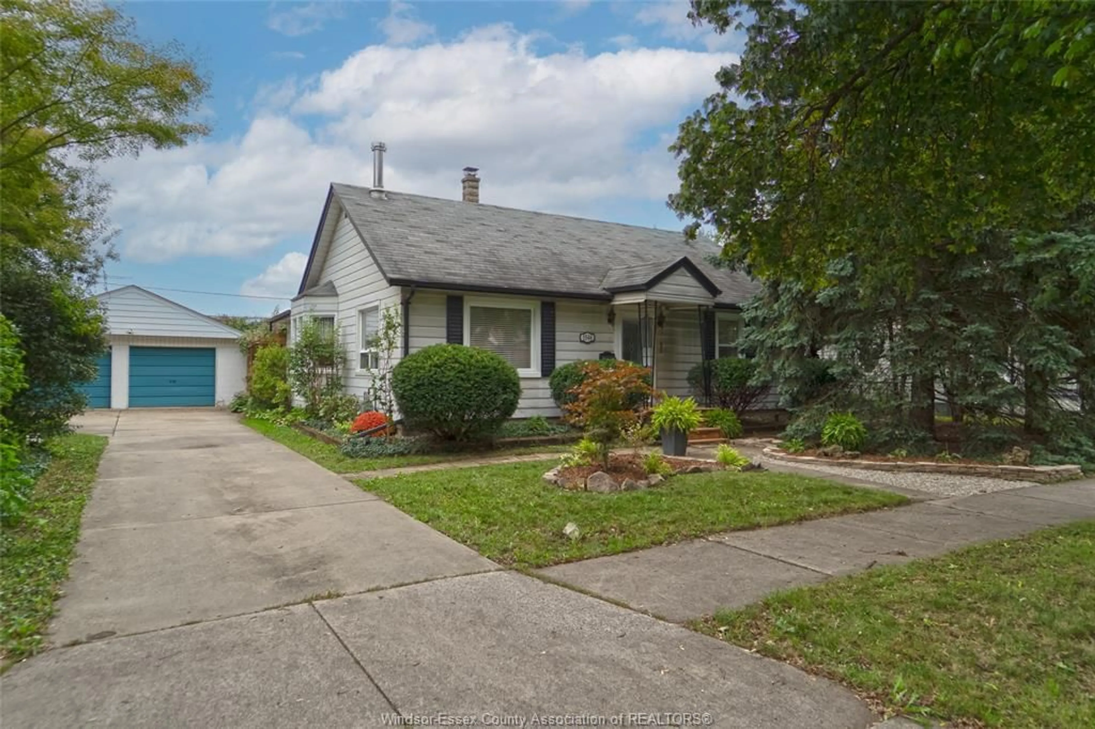A pic from outside/outdoor area/front of a property/back of a property/a pic from drone, street for 1546 California Ave, Windsor Ontario N9B 3A3