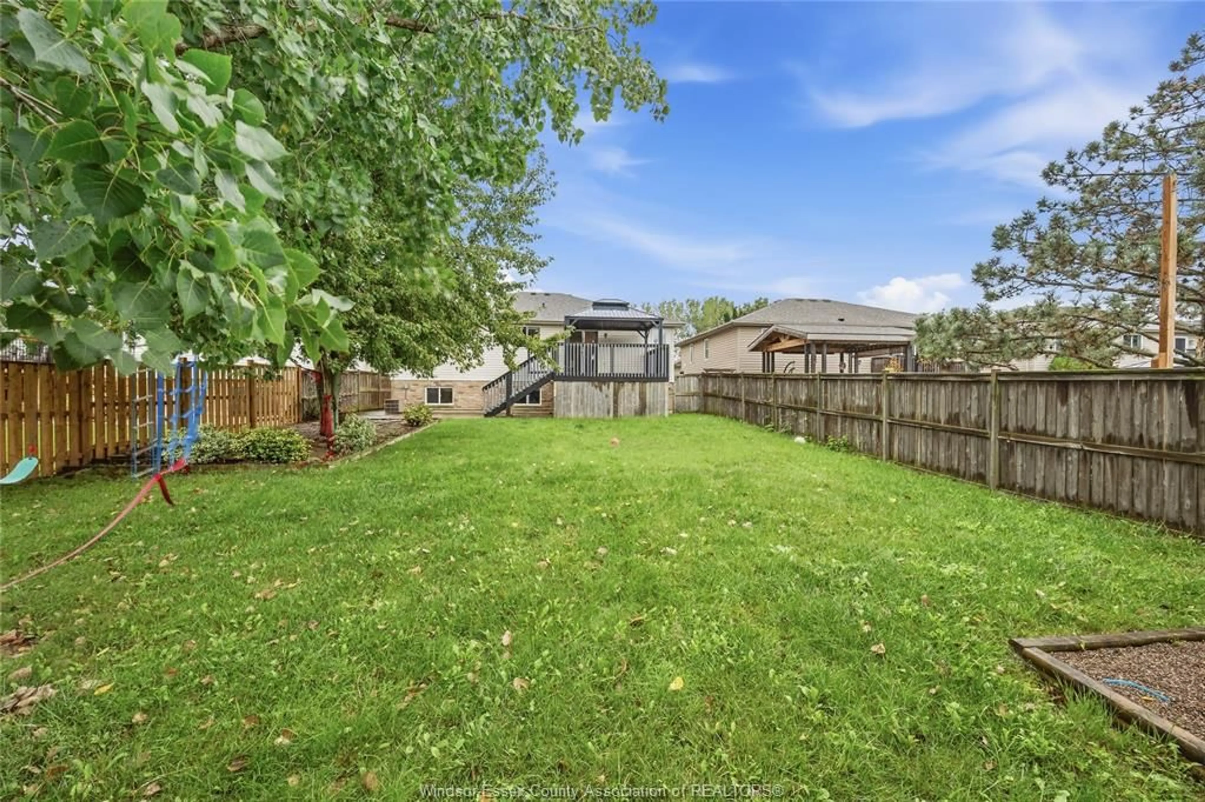 A pic from outside/outdoor area/front of a property/back of a property/a pic from drone, unknown for 124 HIGGINS Cres, Amherstburg Ontario N9V 4C6