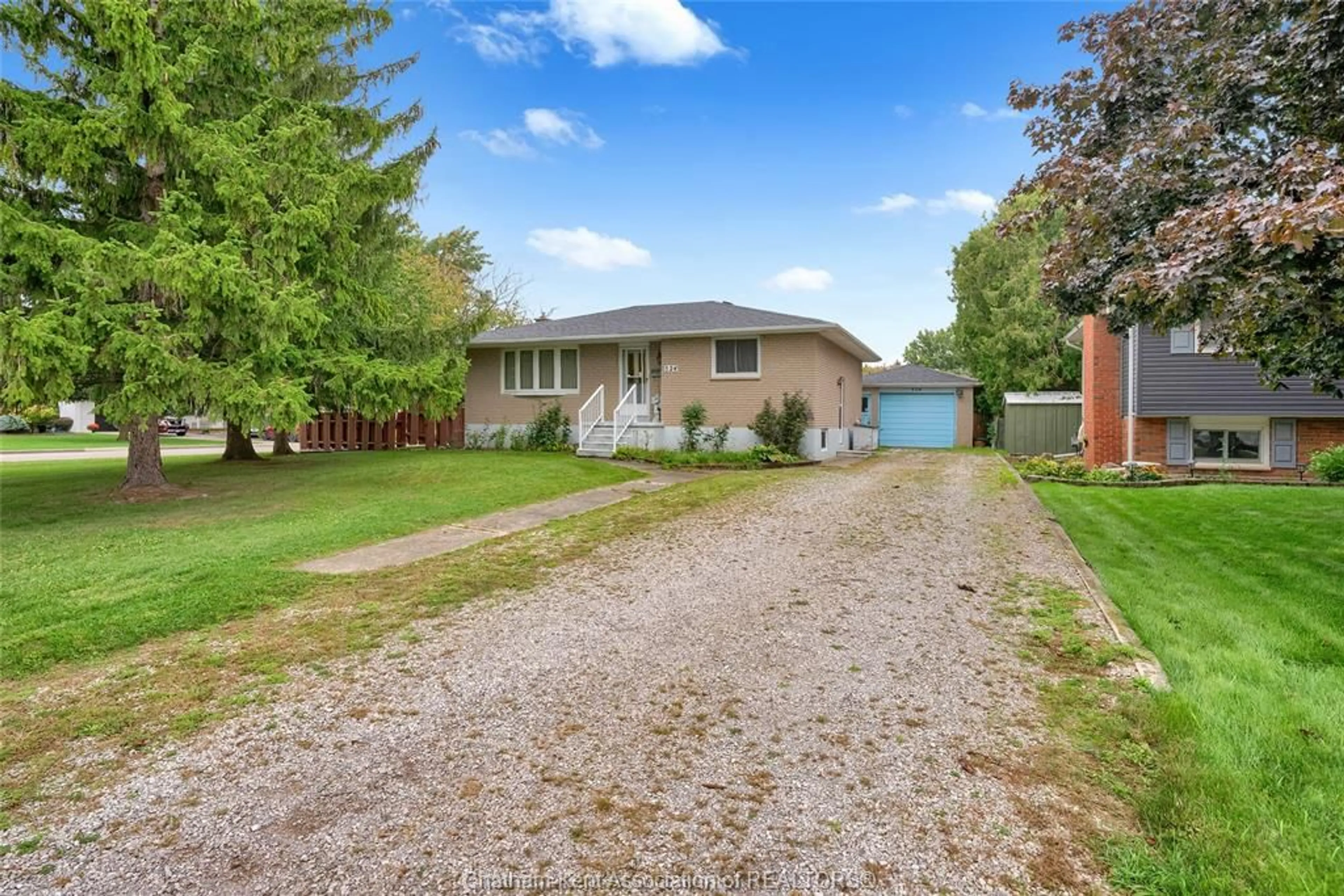 A pic from outside/outdoor area/front of a property/back of a property/a pic from drone, street for 524 Dora Dr, Wallaceburg Ontario N8A 2K3