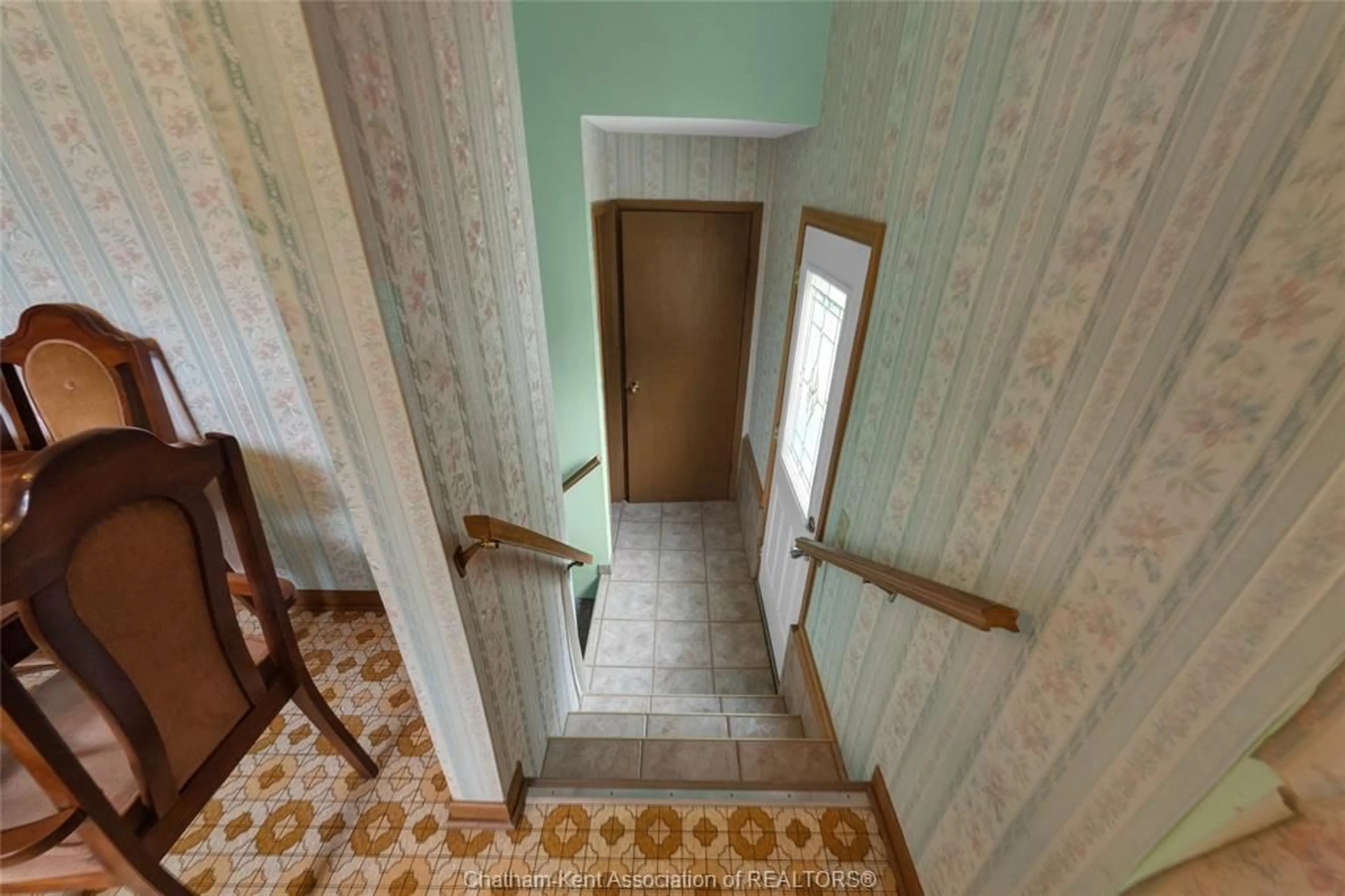 Indoor foyer for 524 Dora Dr, Wallaceburg Ontario N8A 2K3