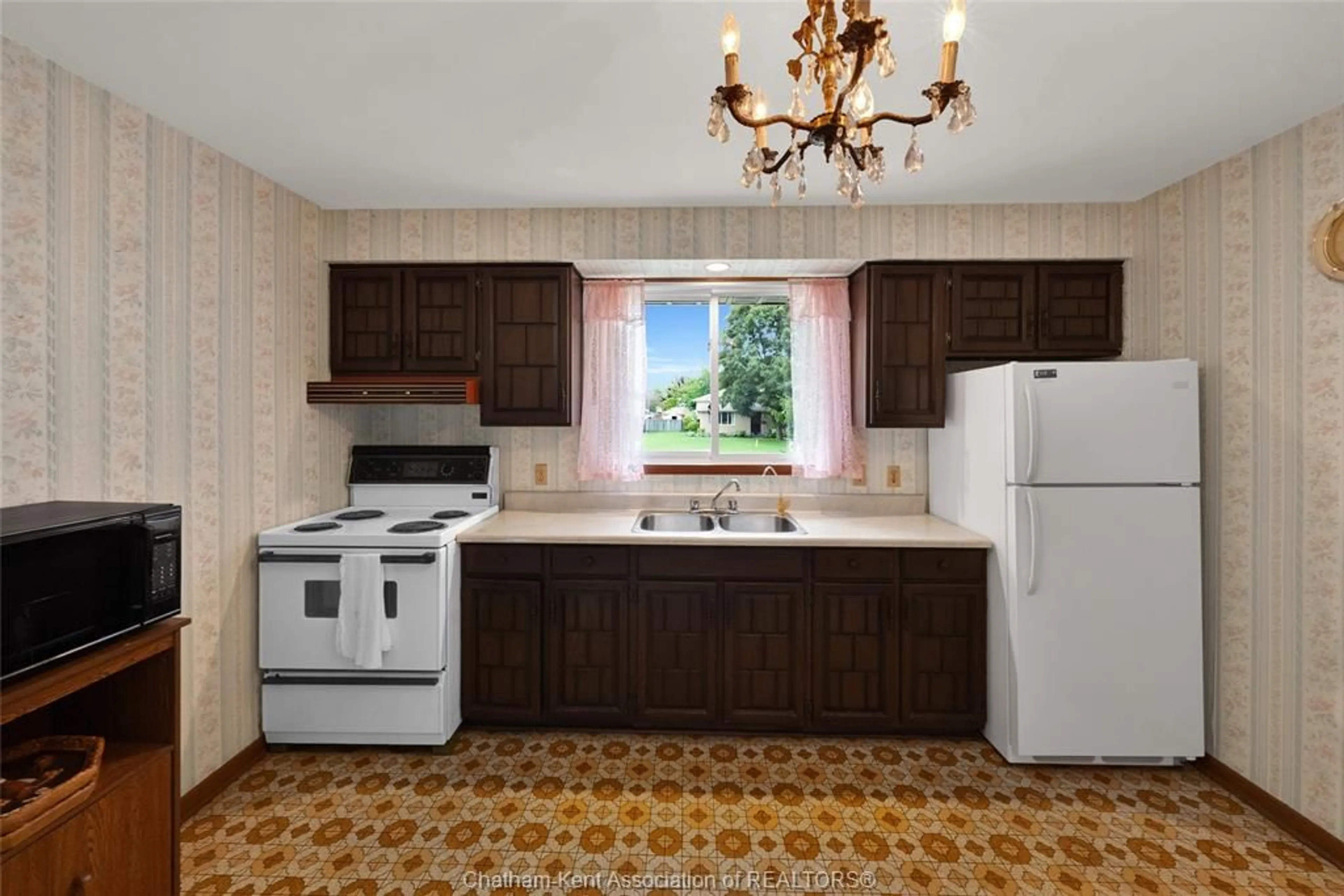 Standard kitchen, ceramic/tile floor for 524 Dora Dr, Wallaceburg Ontario N8A 2K3