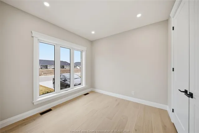 447 CASERTA Cres, Lakeshore 4