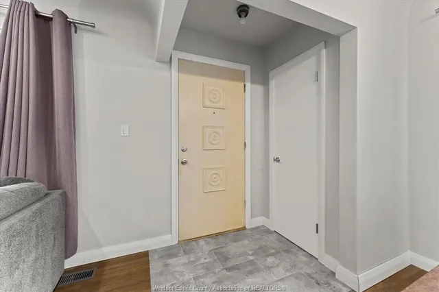3189 MCKAY, Windsor 5