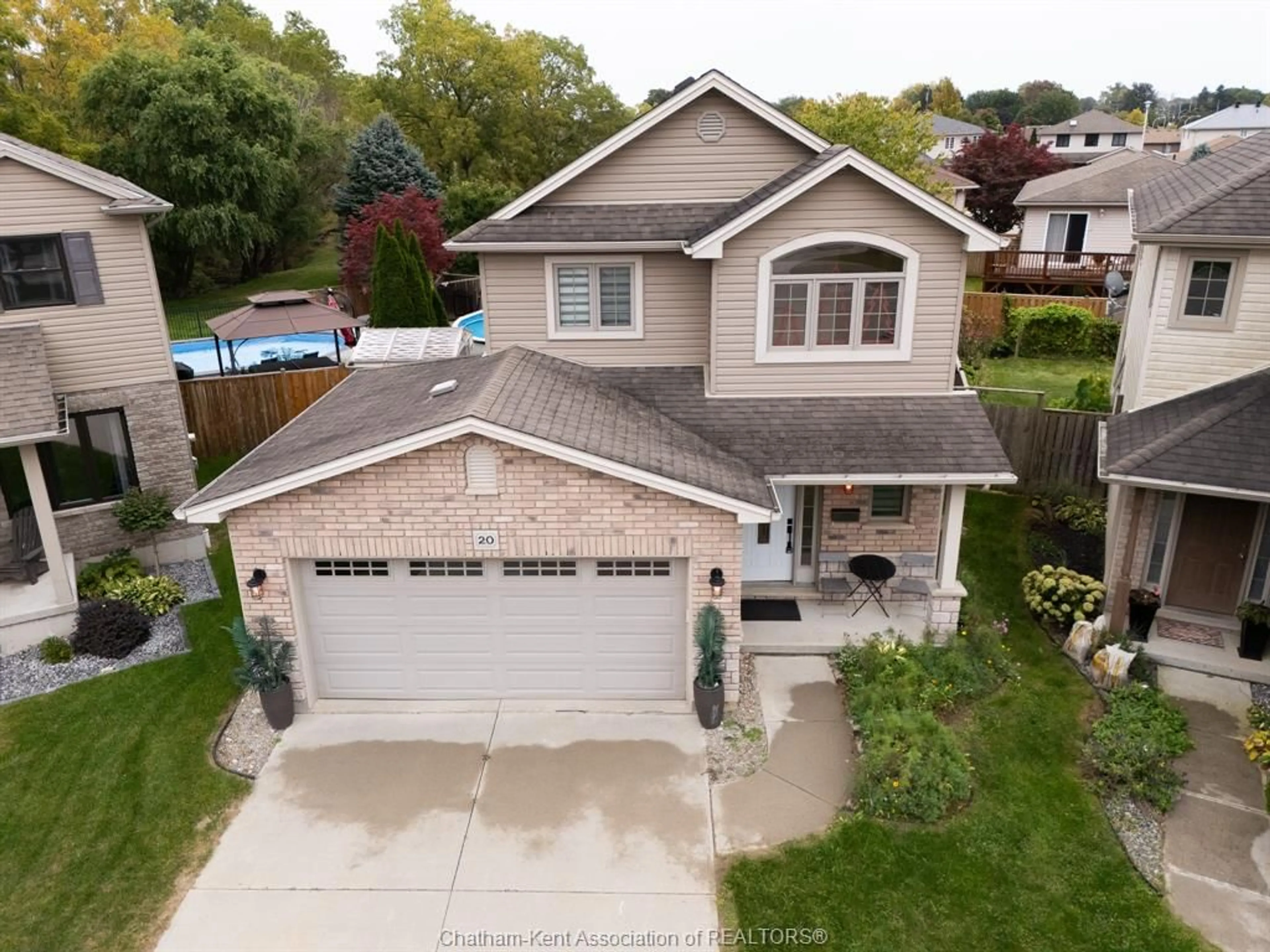 A pic from outside/outdoor area/front of a property/back of a property/a pic from drone, street for 20 GOLODENROD Crt, Chatham Ontario N7L 0A2