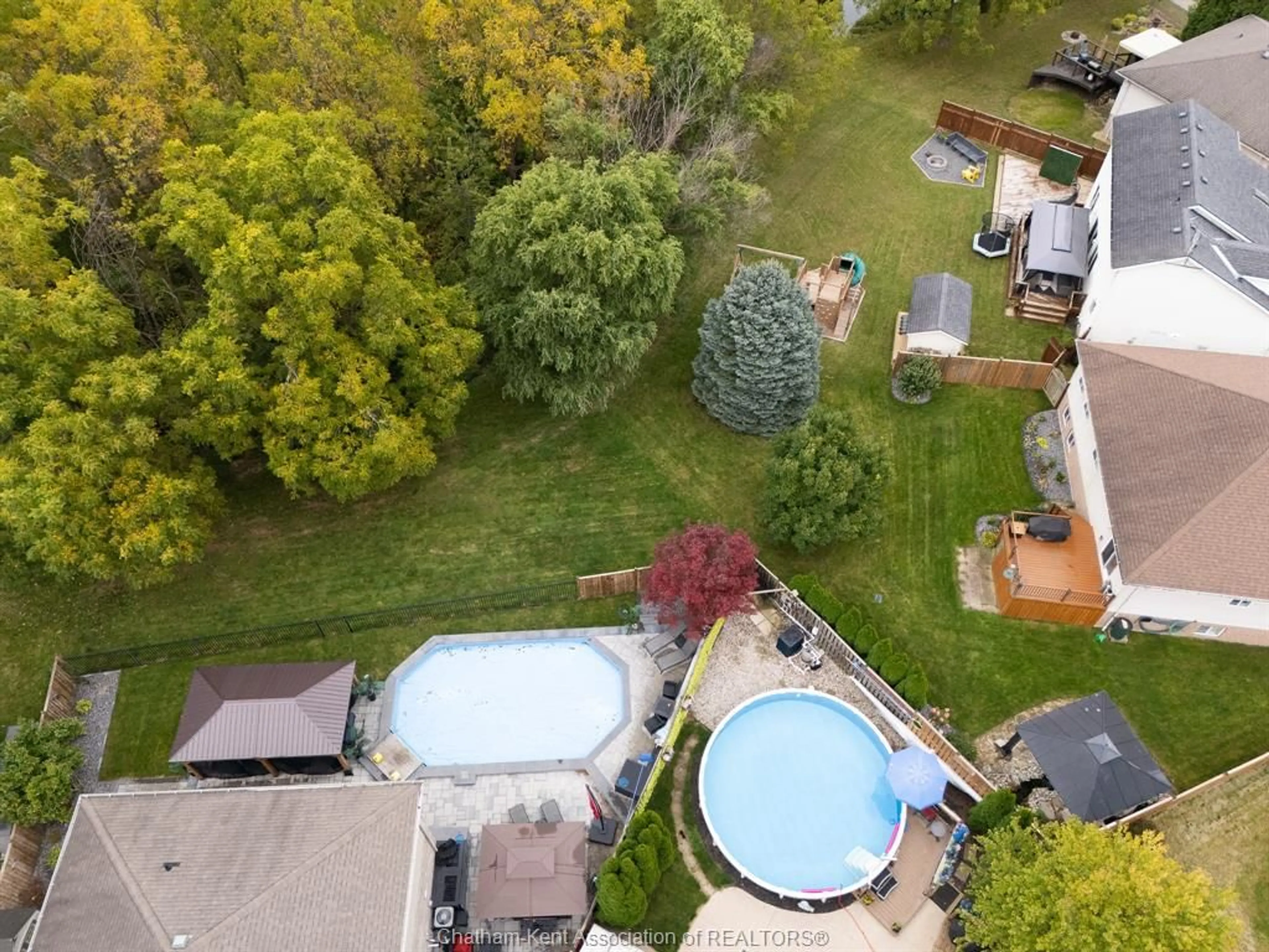 A pic from outside/outdoor area/front of a property/back of a property/a pic from drone, water/lake/river/ocean view for 20 GOLODENROD Crt, Chatham Ontario N7L 0A2