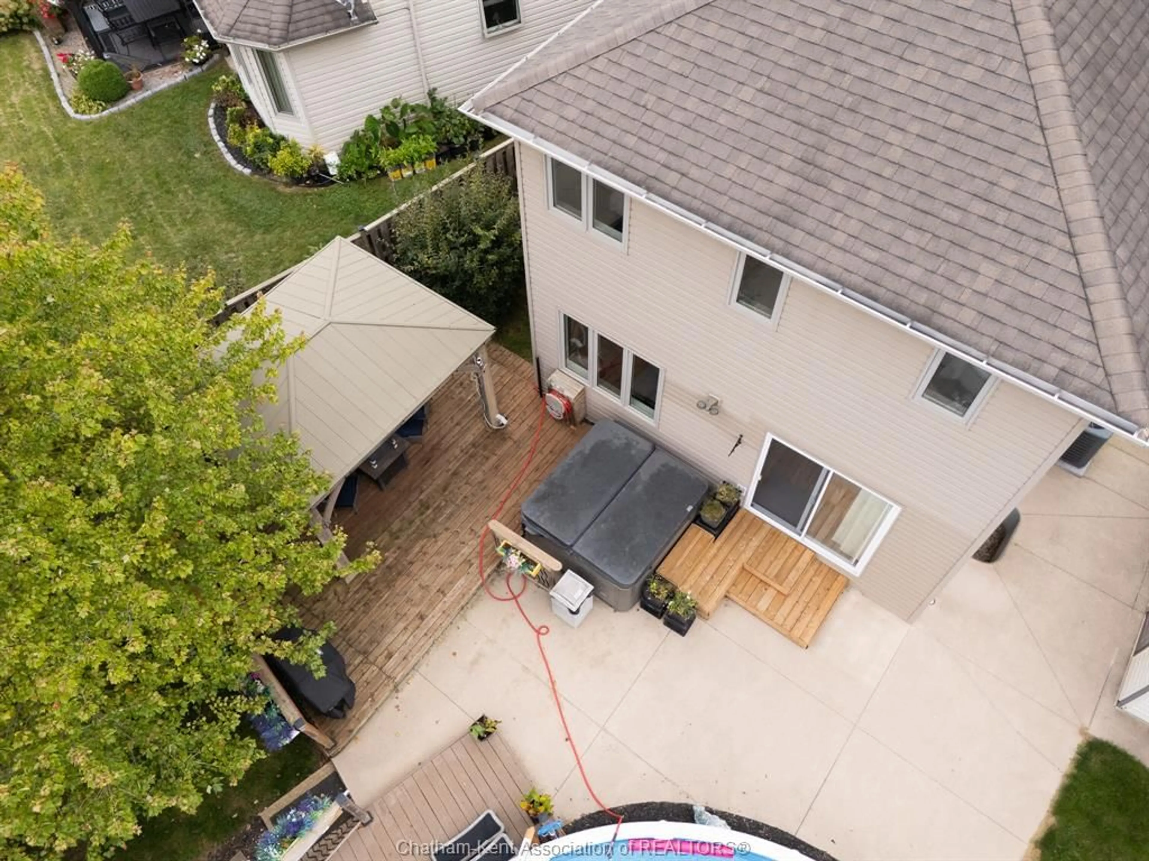 A pic from outside/outdoor area/front of a property/back of a property/a pic from drone, street for 20 GOLODENROD Crt, Chatham Ontario N7L 0A2