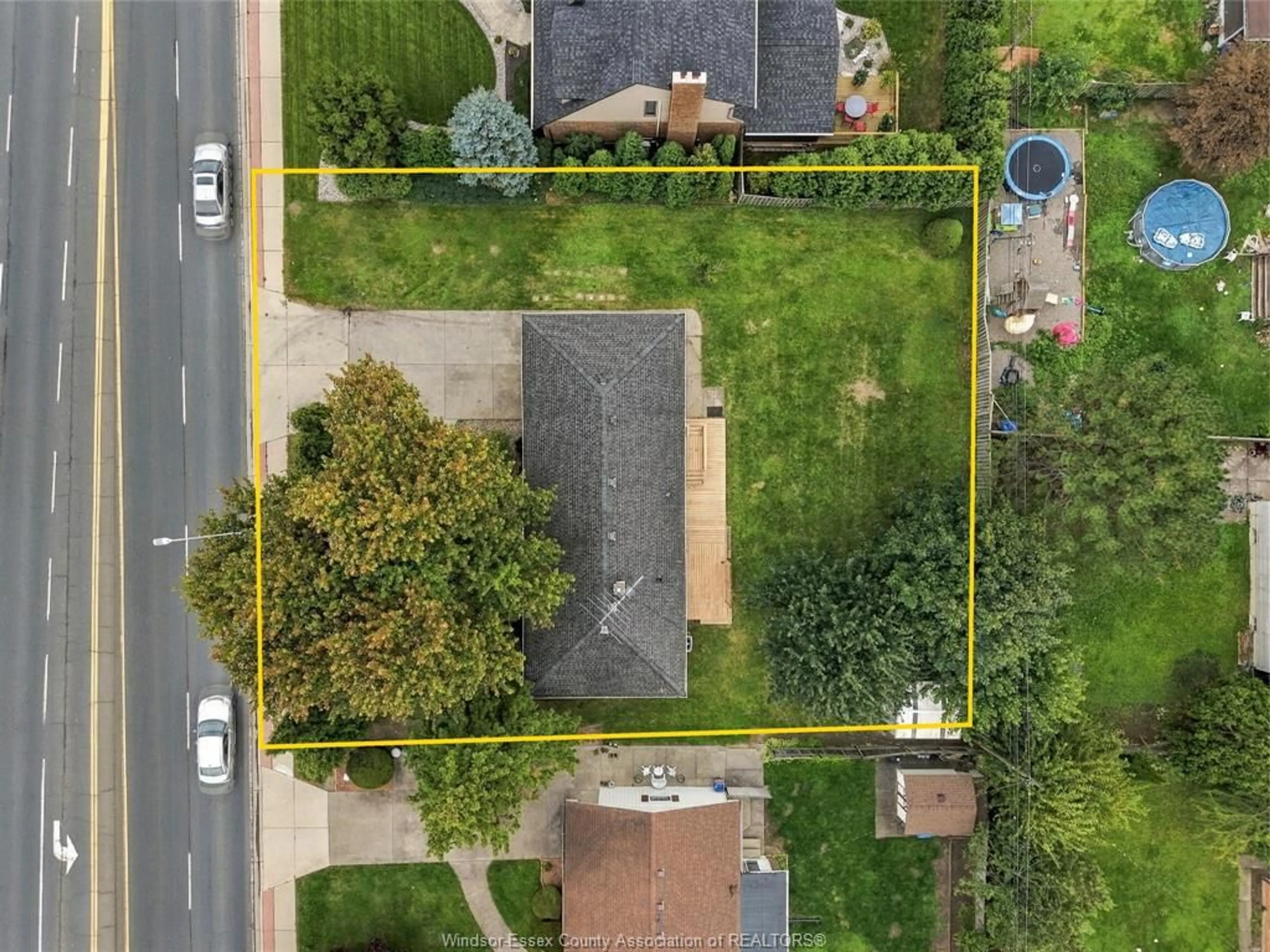 A pic from outside/outdoor area/front of a property/back of a property/a pic from drone, street for 4045 DOUGALL Ave, Windsor Ontario N9G 1X4