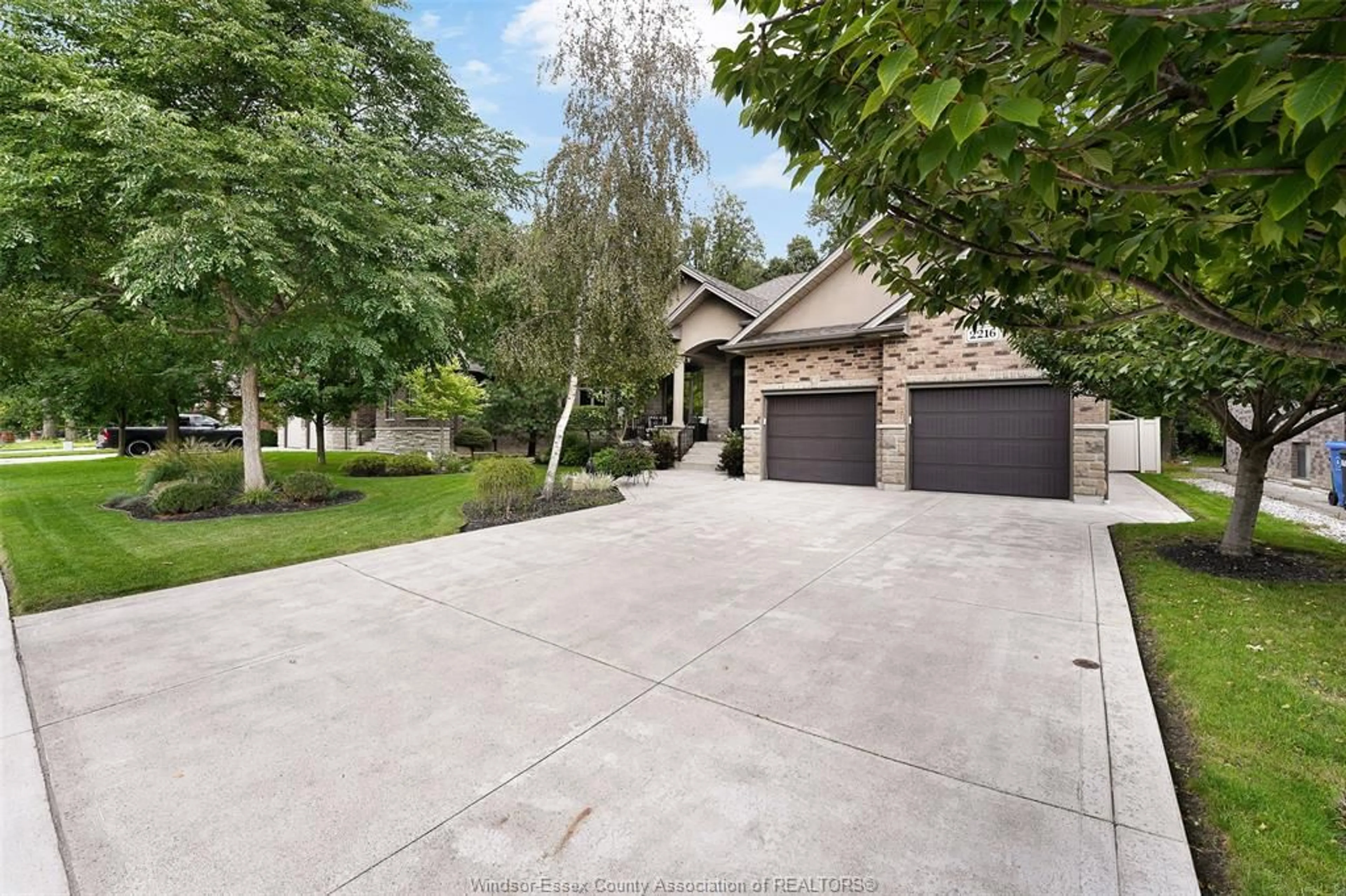 A pic from outside/outdoor area/front of a property/back of a property/a pic from drone, unknown for 2216 ROXBOROUGH, Windsor Ontario N9B 0A5