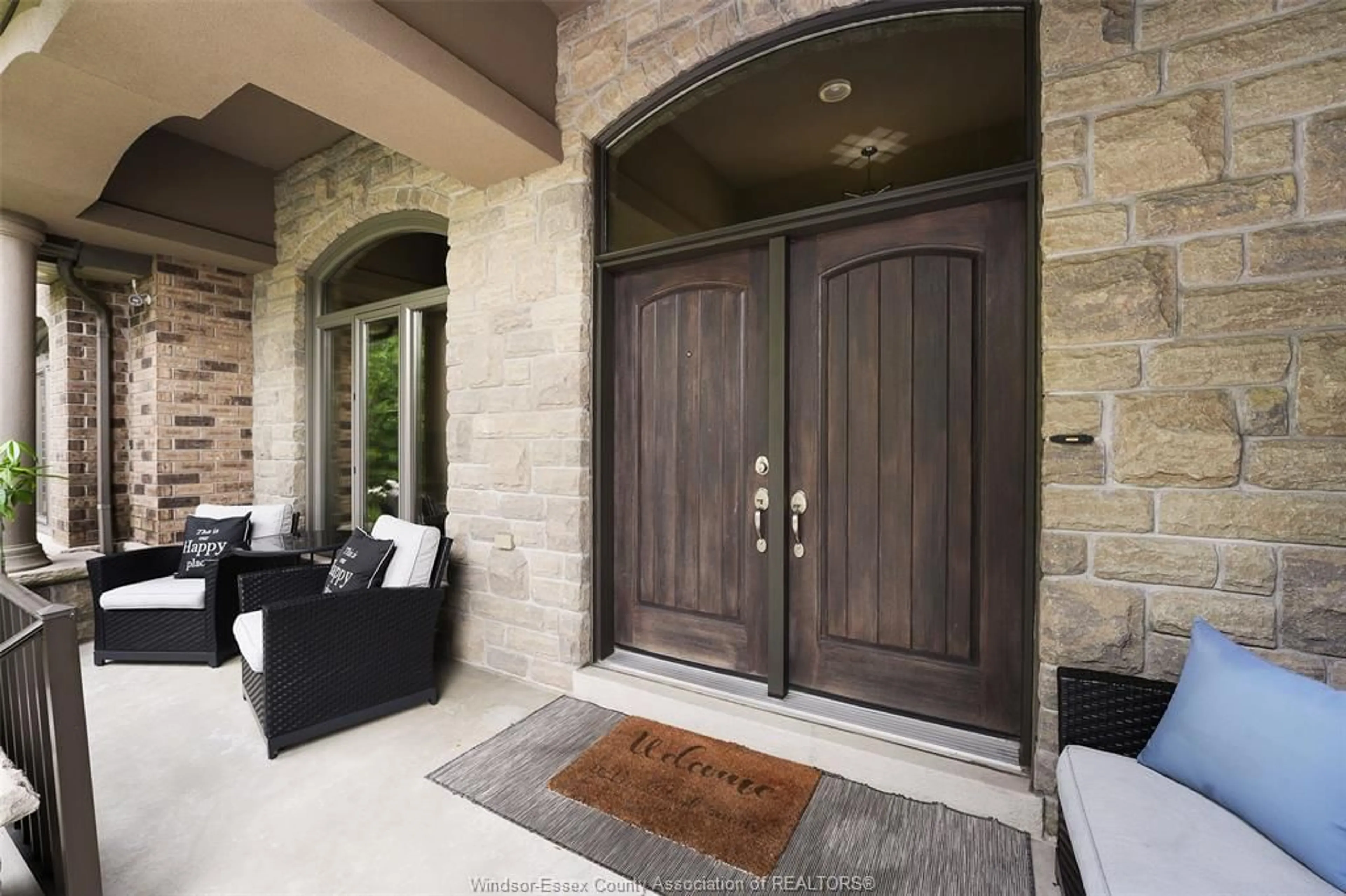 Indoor entryway for 2216 ROXBOROUGH, Windsor Ontario N9B 0A5