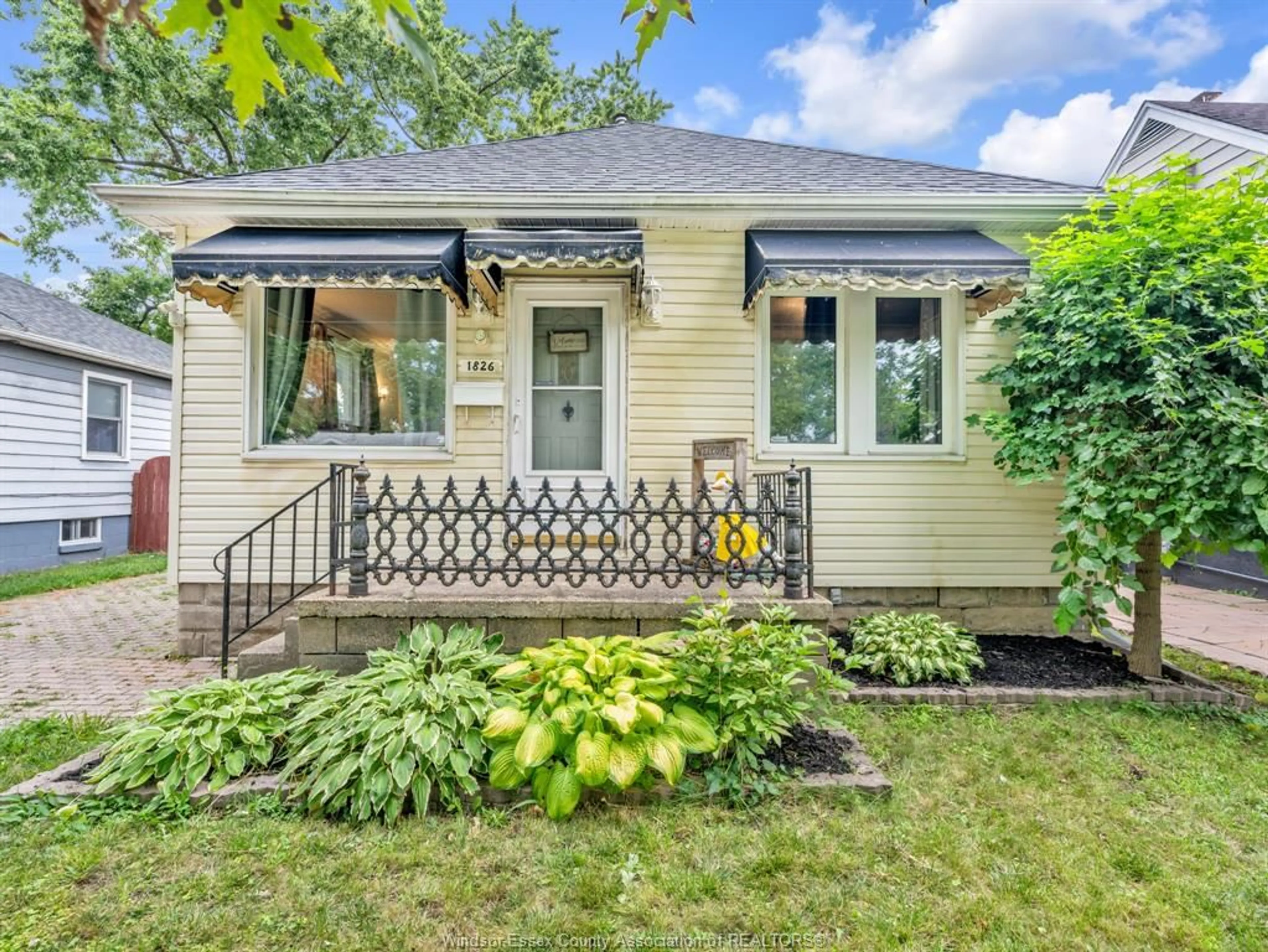 Home with vinyl exterior material, street for 1826 FRANCOIS Rd, Windsor Ontario N8W 4S7