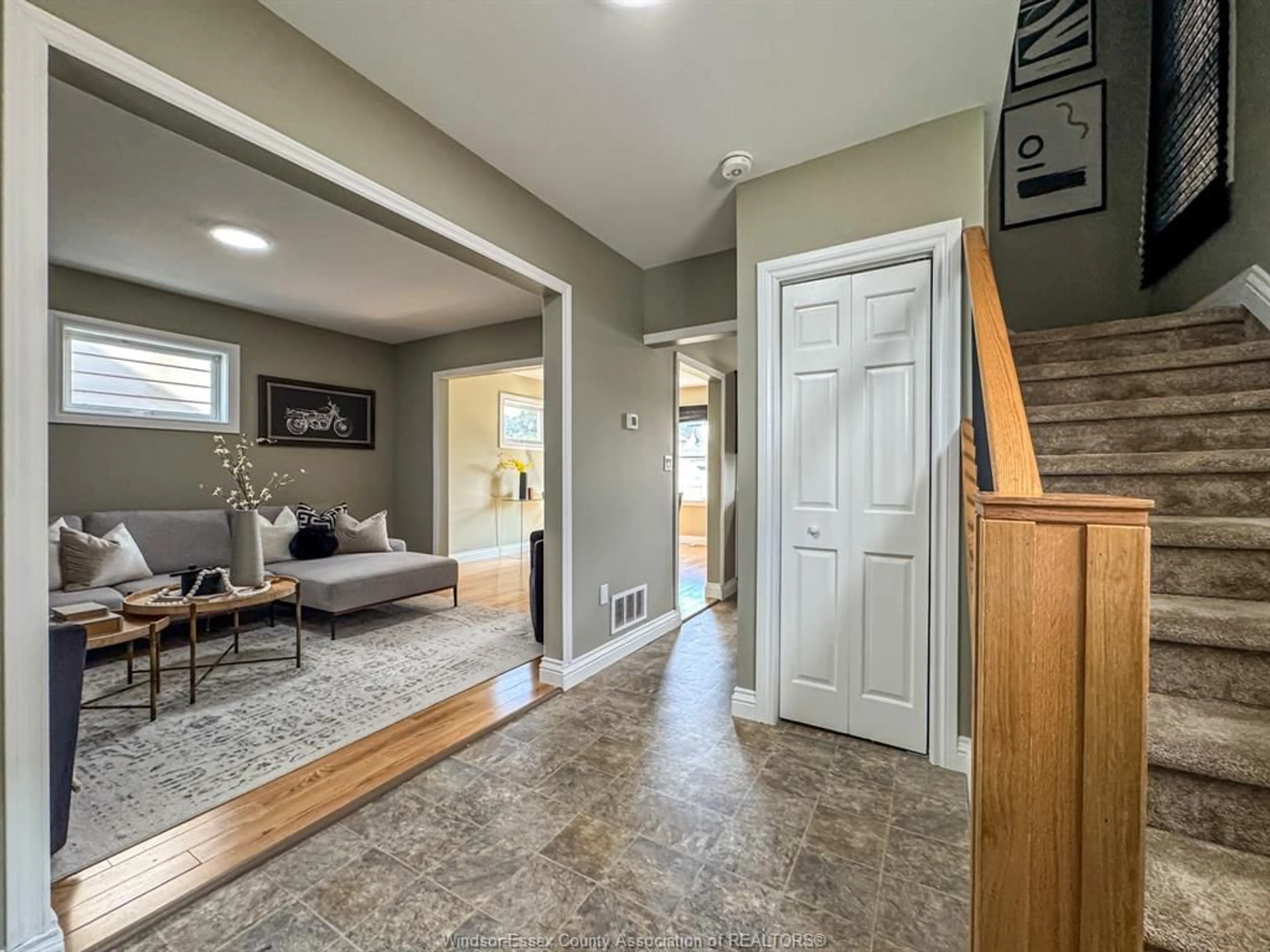 Indoor entryway for 1720 MARENTETTE, Windsor Ontario N8X 4E6