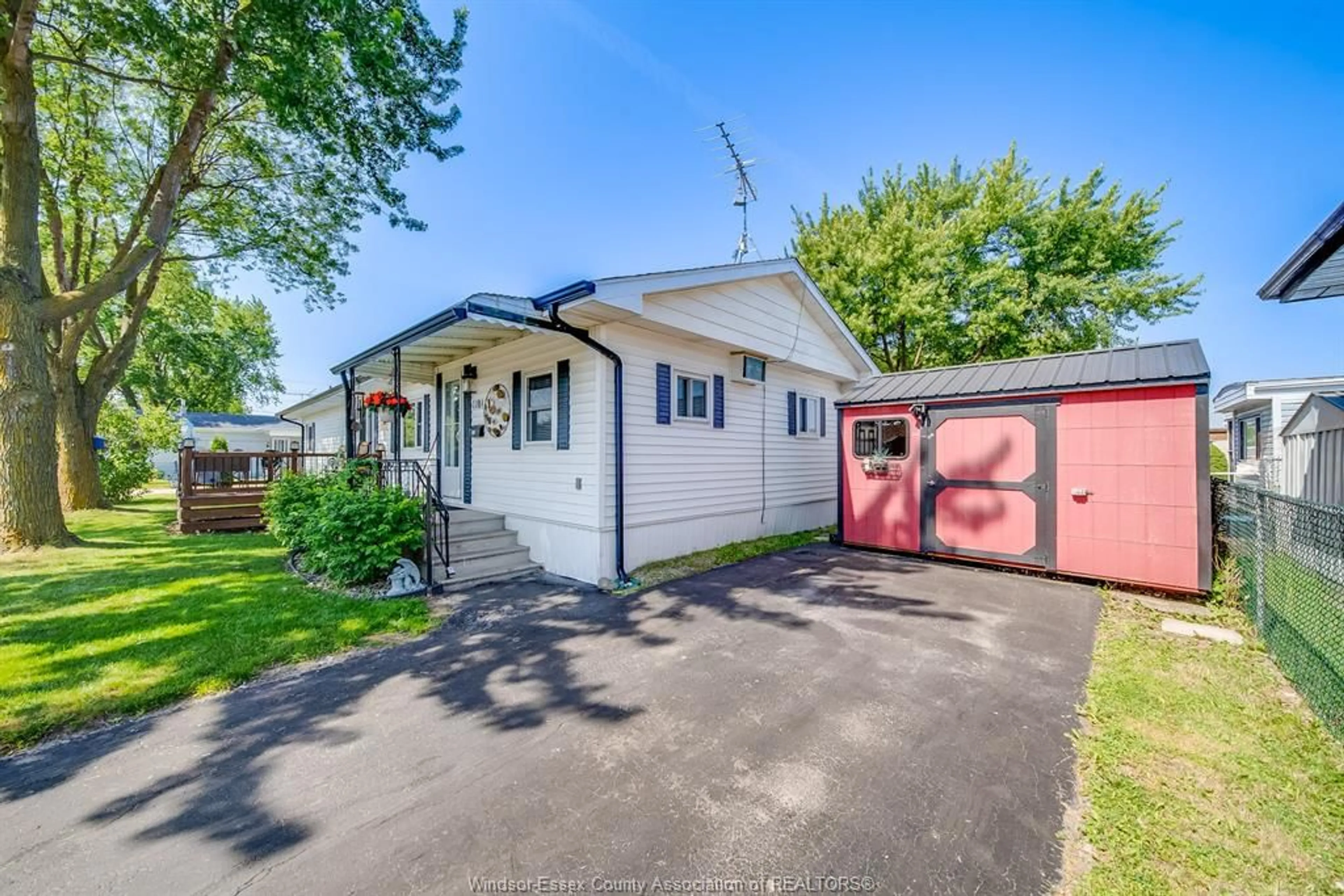 A pic from outside/outdoor area/front of a property/back of a property/a pic from drone, street for 110 BROOKS Blvd, Lakeshore Ontario N8N 2P8
