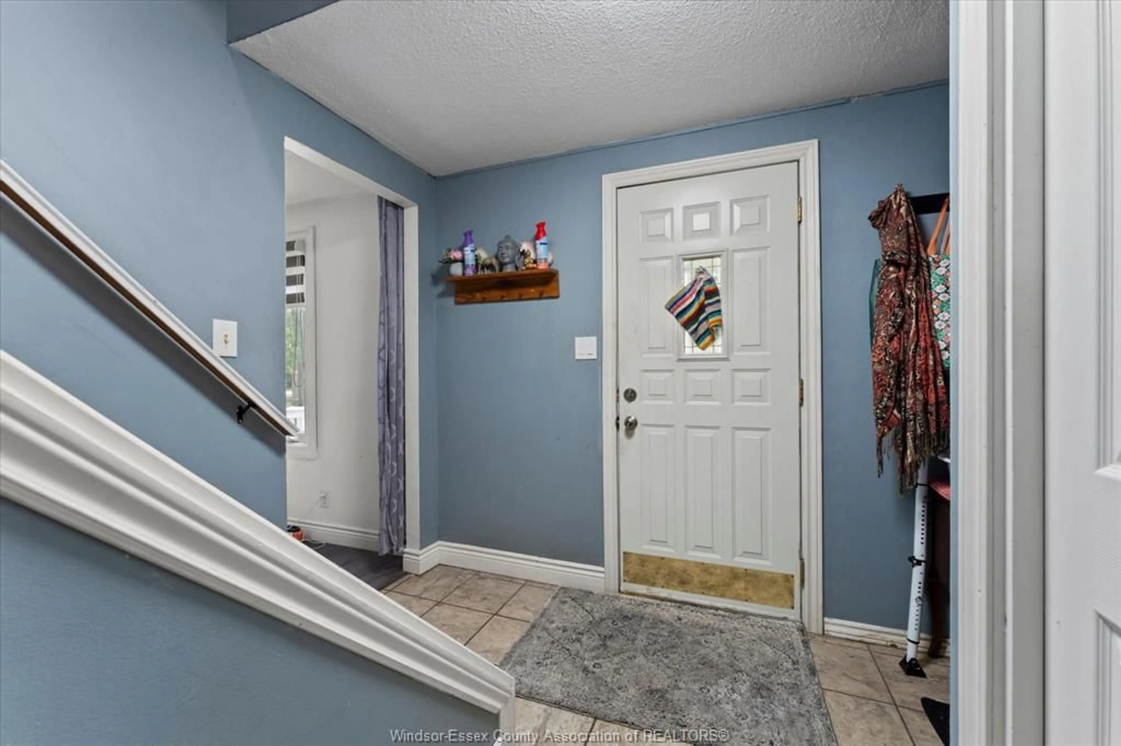 Indoor entryway for 10358 SHENANDOAH, Windsor Ontario N8R 1B5