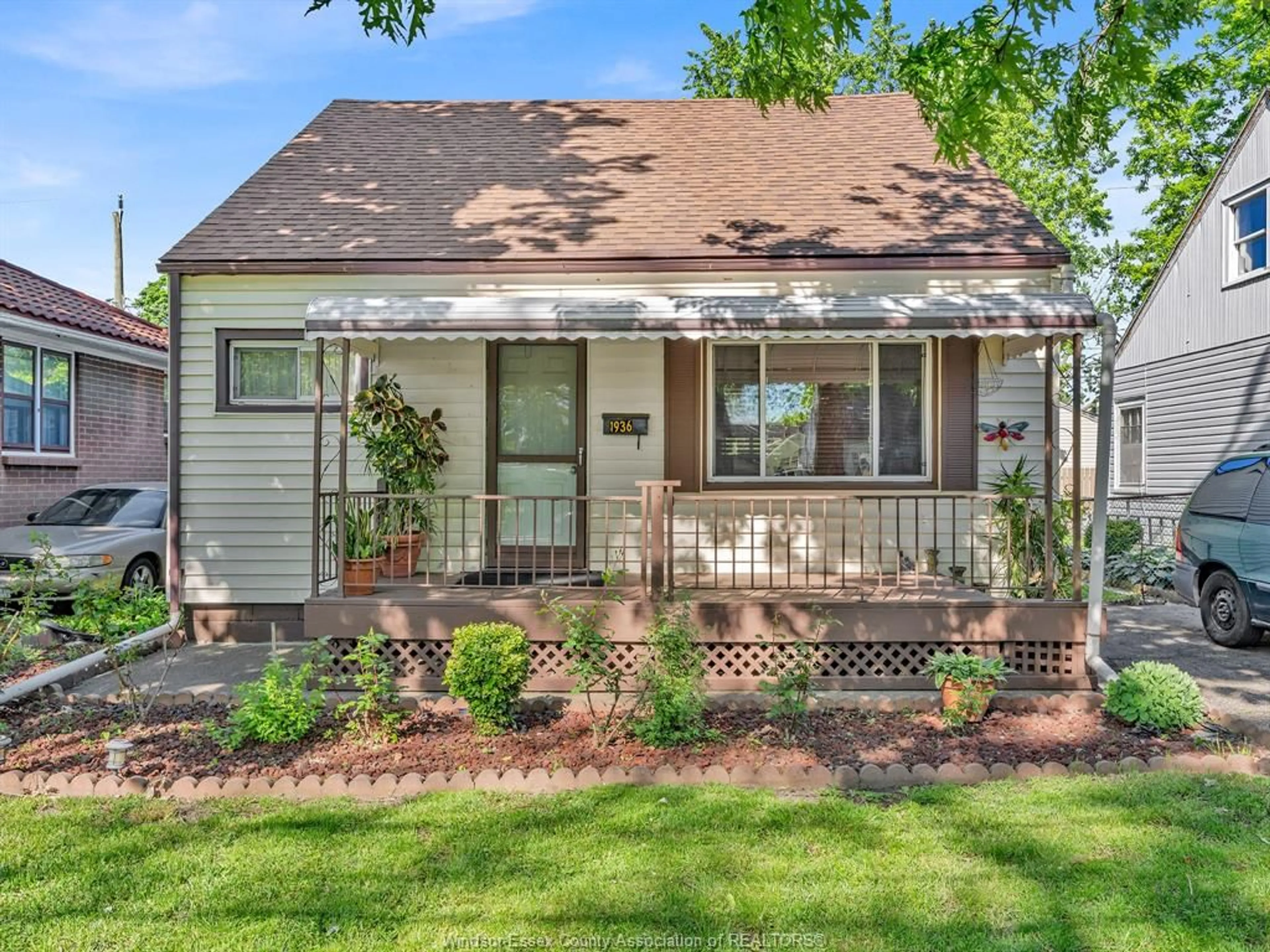 Home with vinyl exterior material, street for 1936 CENTRAL, Windsor Ontario N8W 4H9