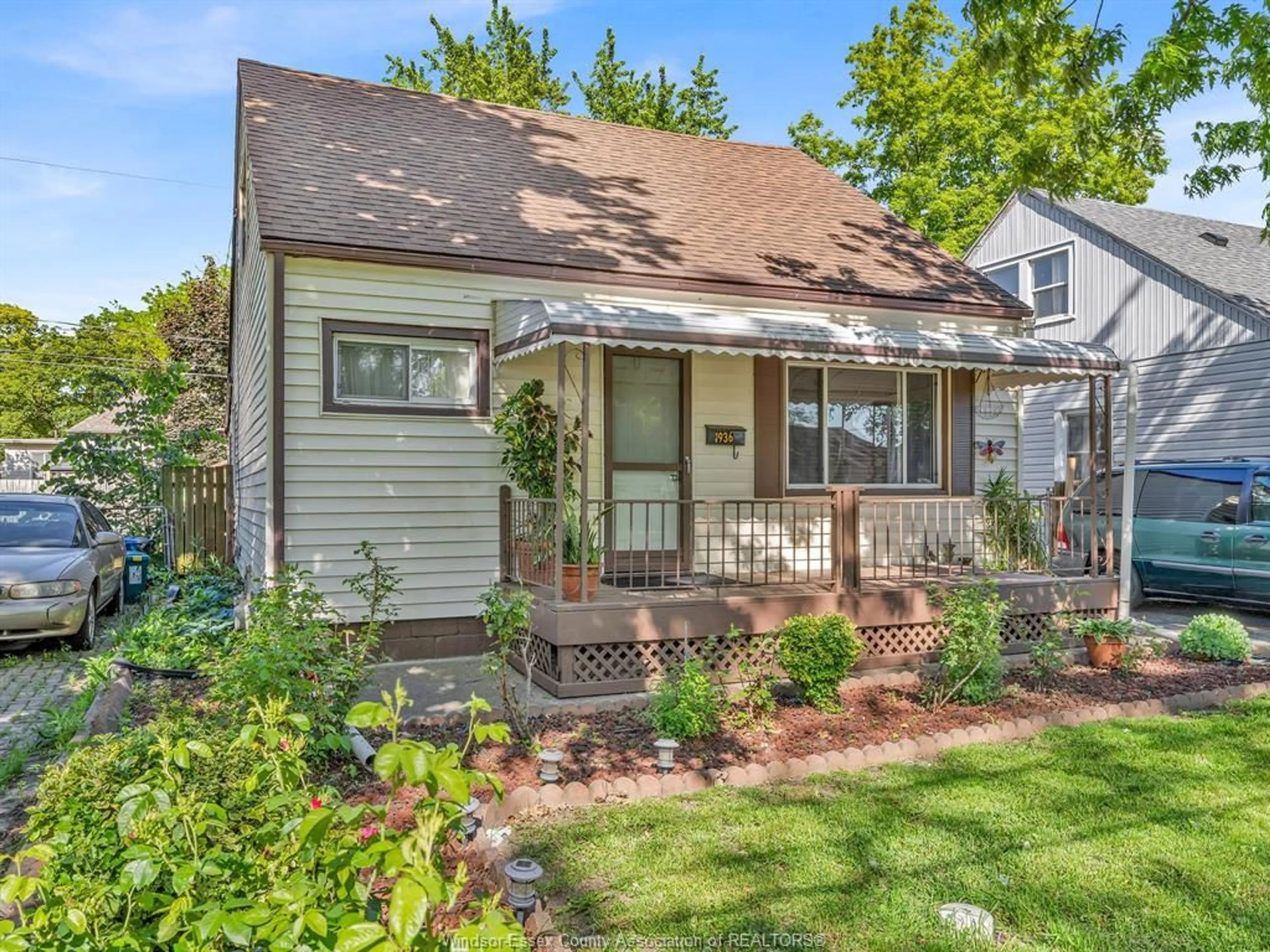 Home with vinyl exterior material, street for 1936 CENTRAL, Windsor Ontario N8W 4H9