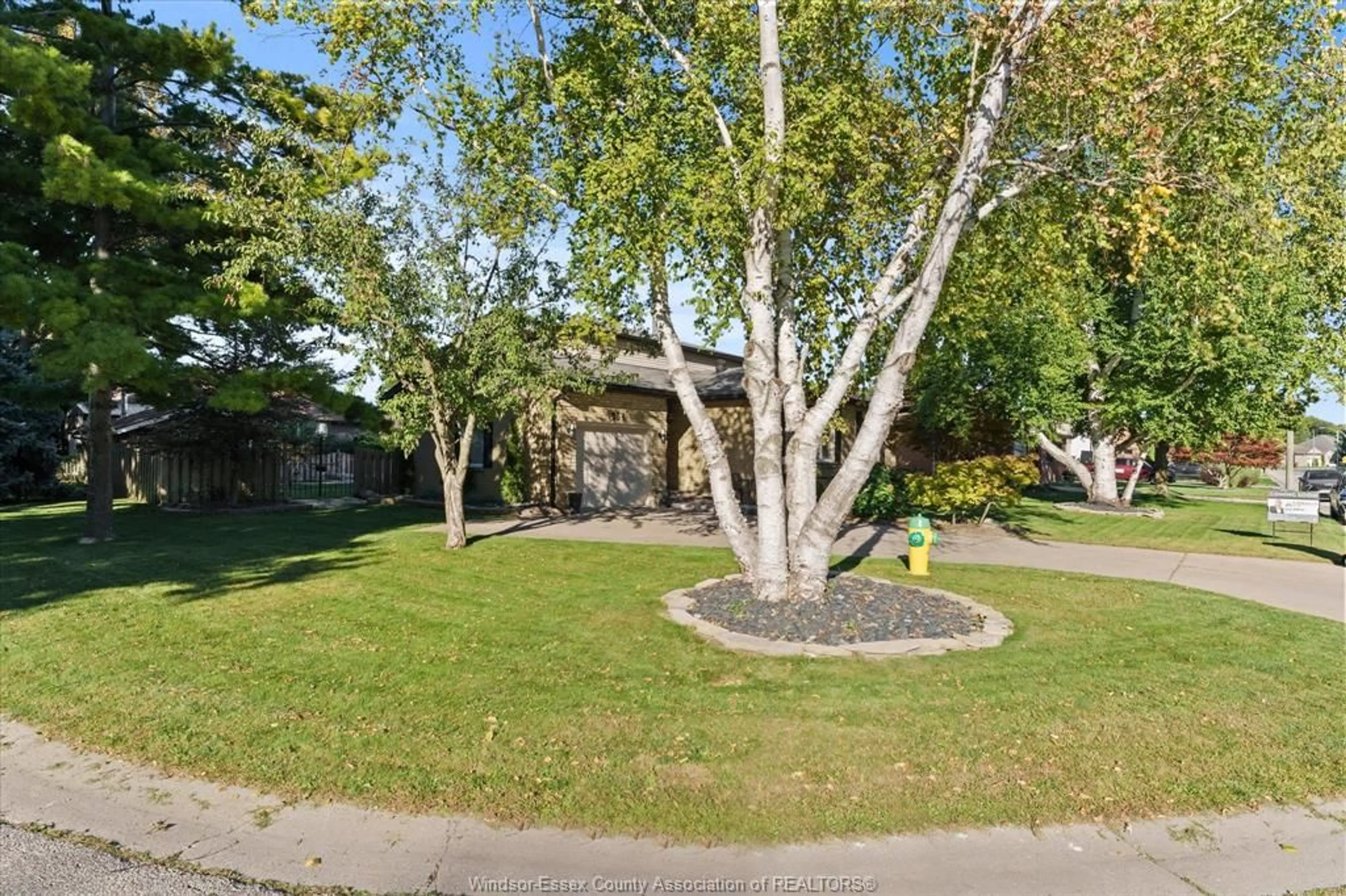 A pic from outside/outdoor area/front of a property/back of a property/a pic from drone, street for 234 APPLEWOOD Rd, Kingsville Ontario N9Y 3P3