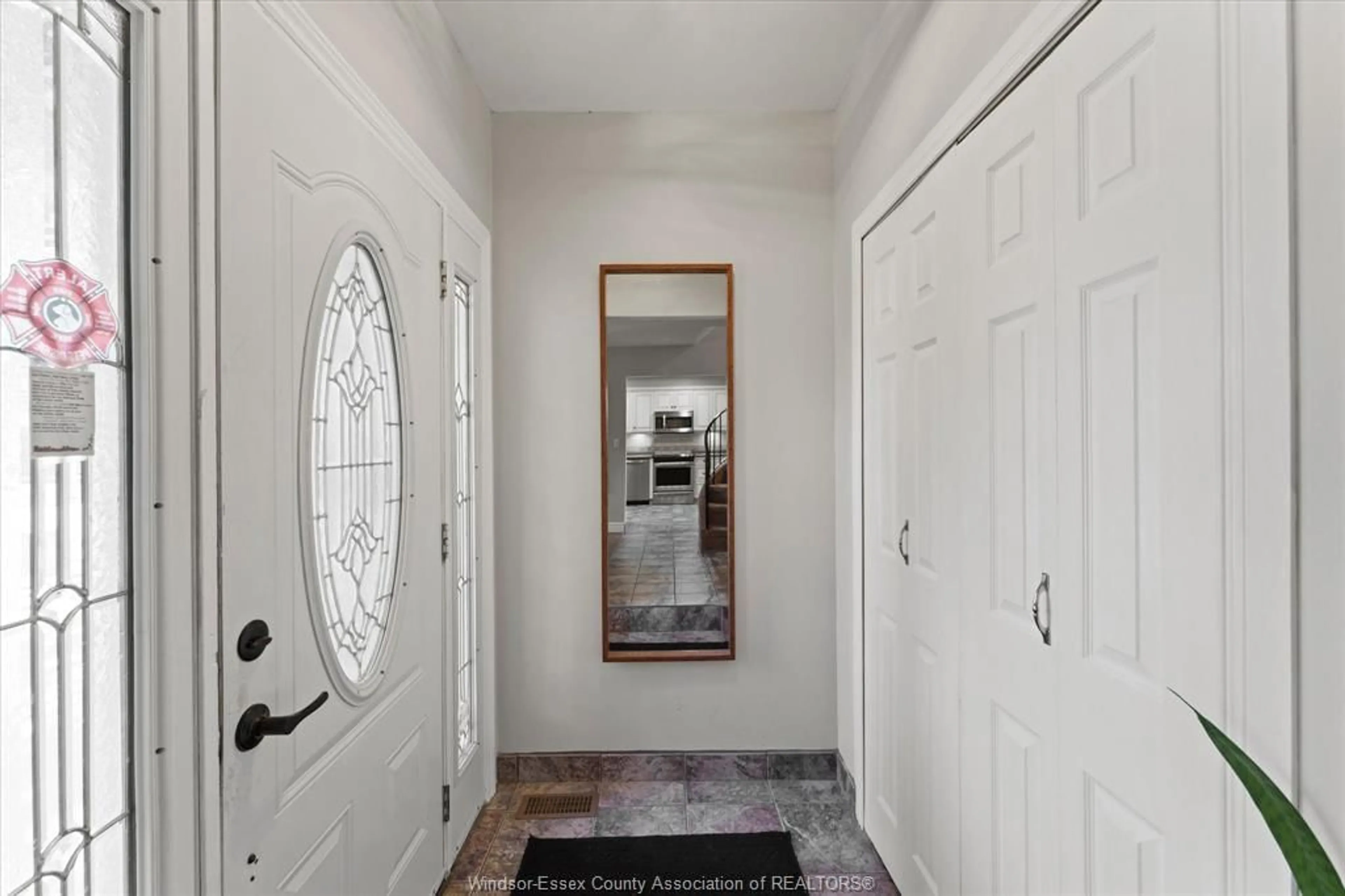 Indoor entryway for 234 APPLEWOOD Rd, Kingsville Ontario N9Y 3P3