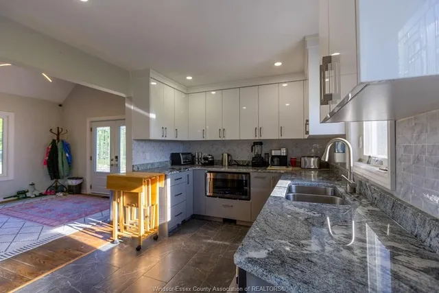 2040 FRONT Rd, Amherstburg 3