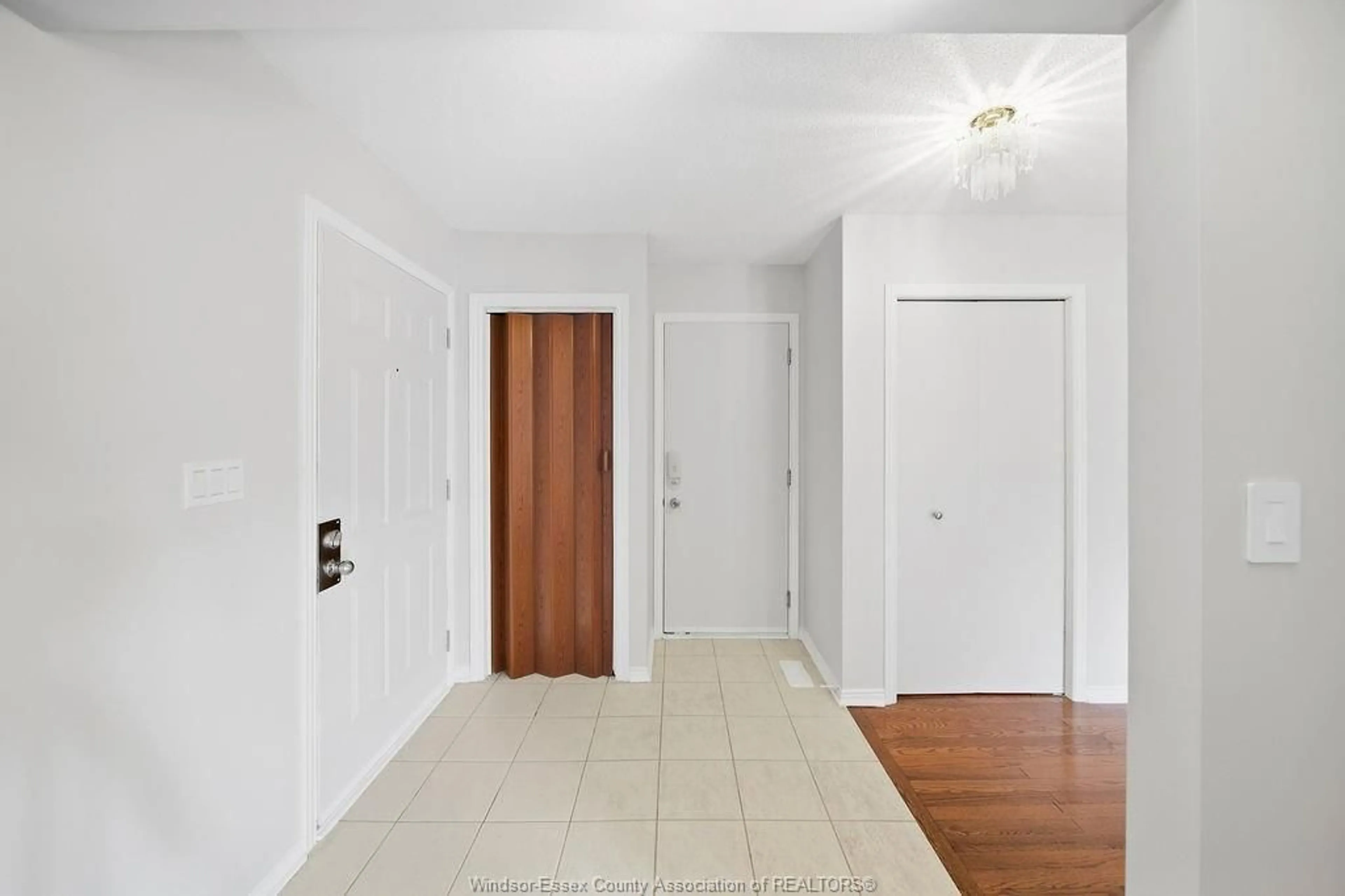 Indoor entryway for 12091 OLIVER, Tecumseh Ontario N8N 3G8