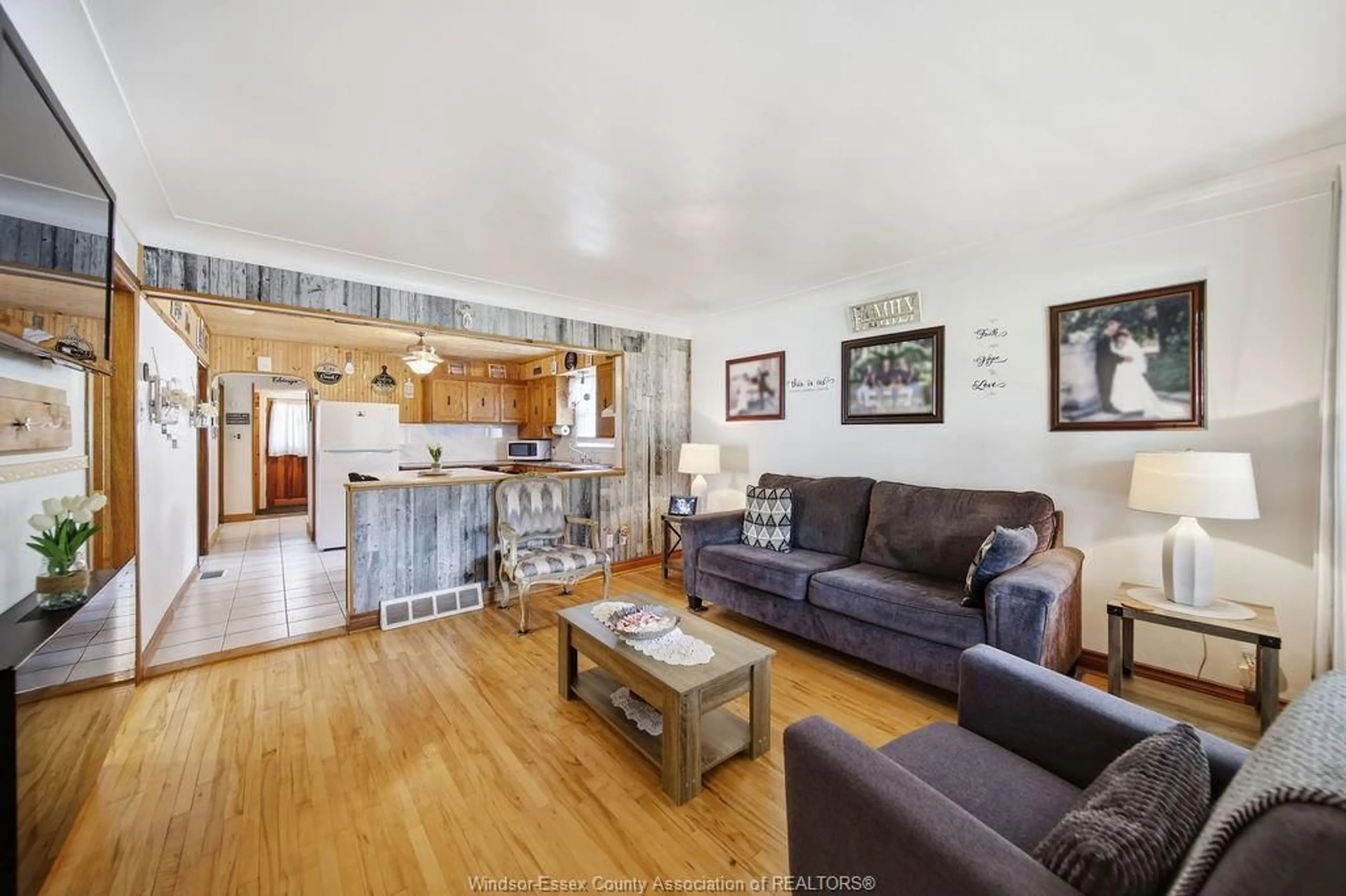 Living room with furniture, wood/laminate floor for 2540 CHANDLER, Windsor Ontario N8W 4B1