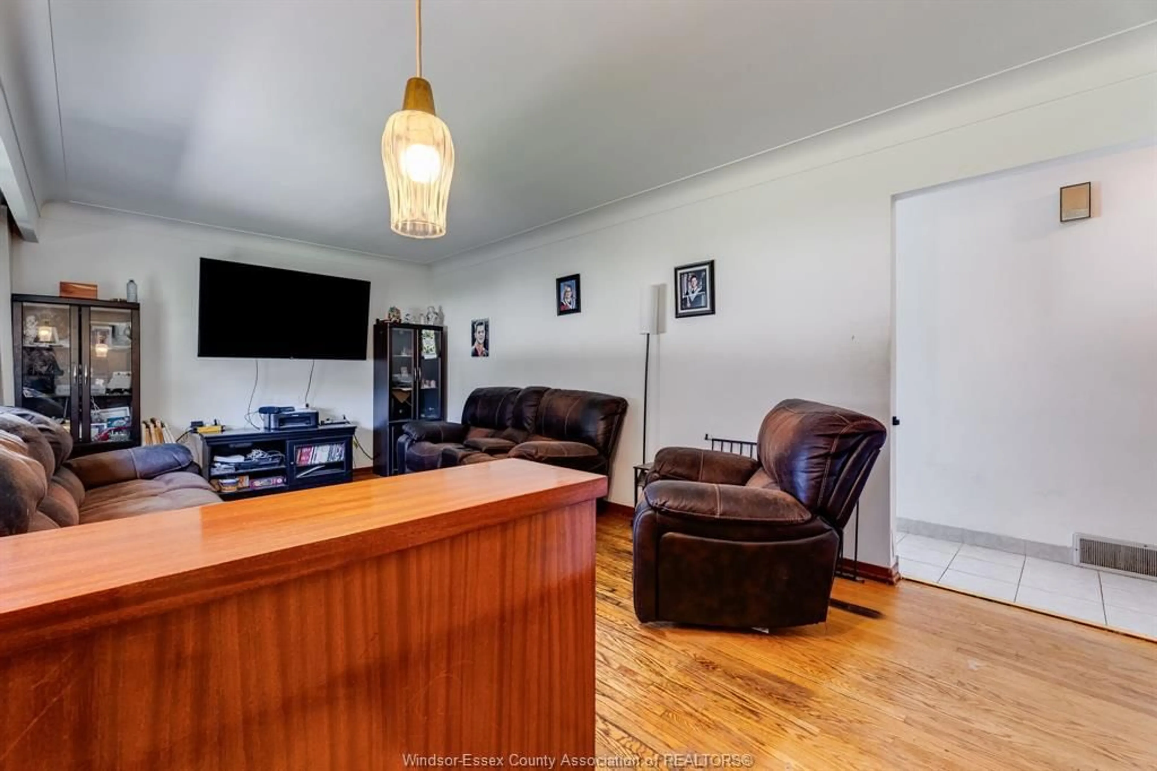 Living room with furniture, wood/laminate floor for 85 Lutsch Ave, Leamington Ontario N8H 2N5