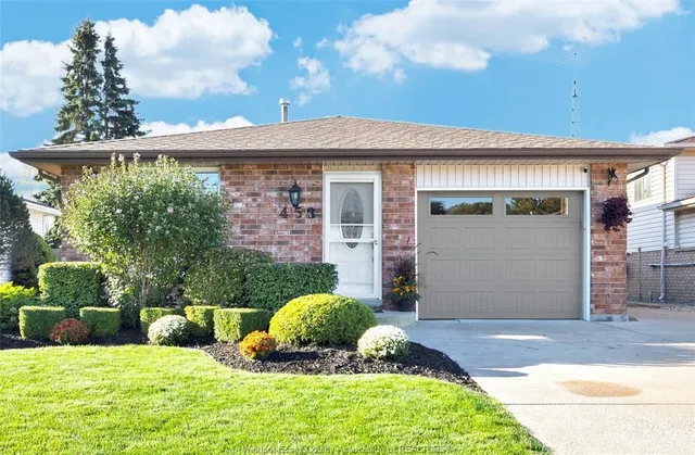458 DESJARDINS Cres, Belle River 2