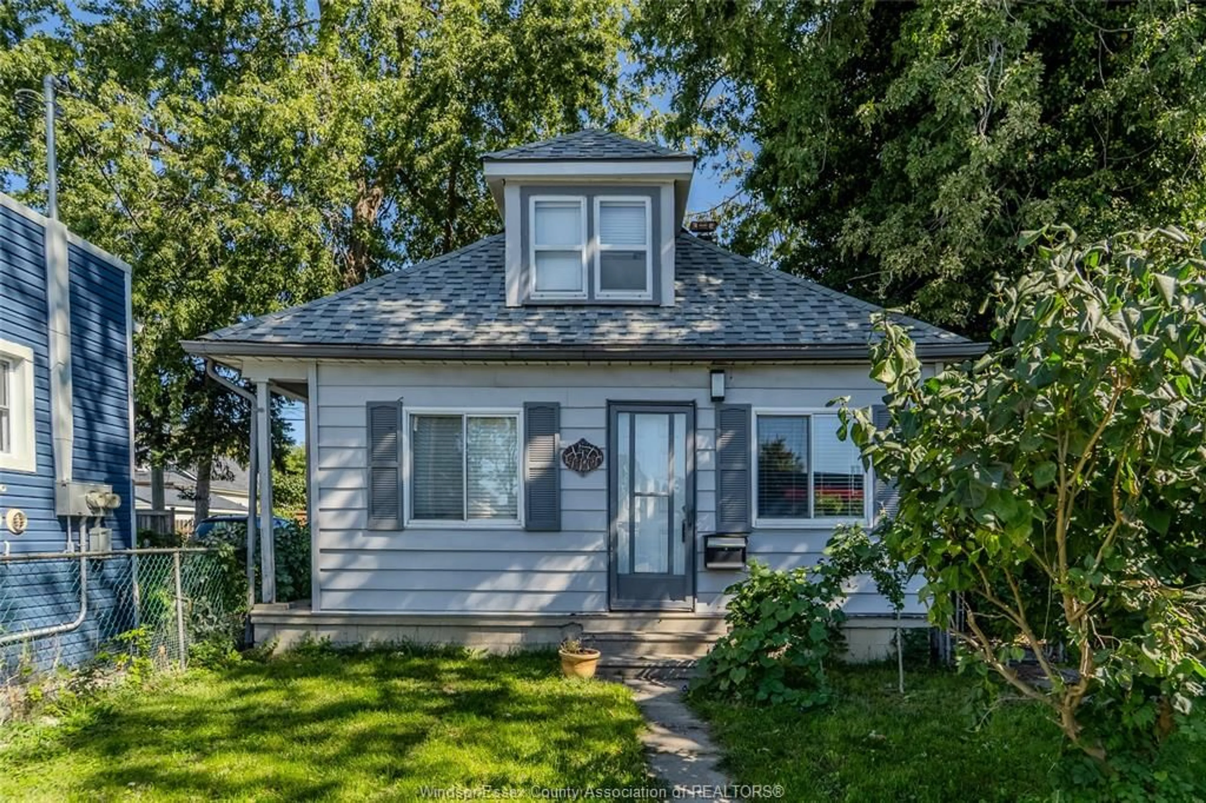 Home with vinyl exterior material, street for 1468 Drouillard, Windsor Ontario N8Y 2R9