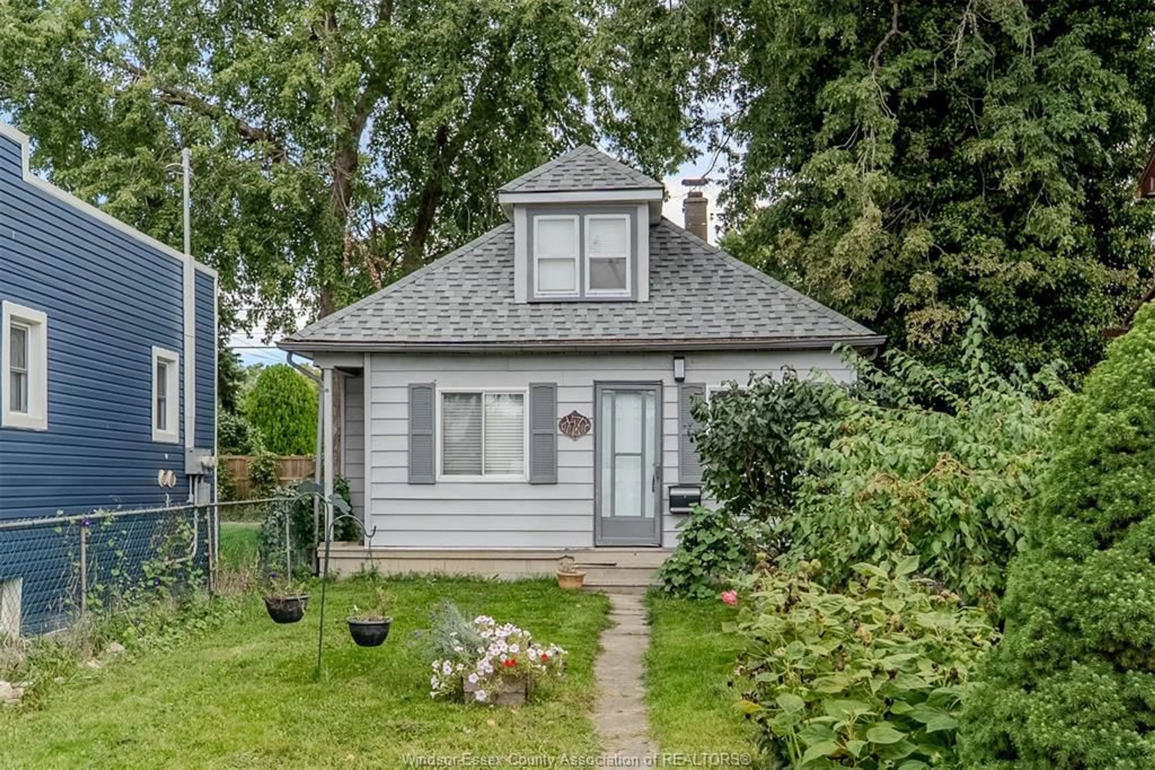 Home with vinyl exterior material, street for 1468 Drouillard, Windsor Ontario N8Y 2R9