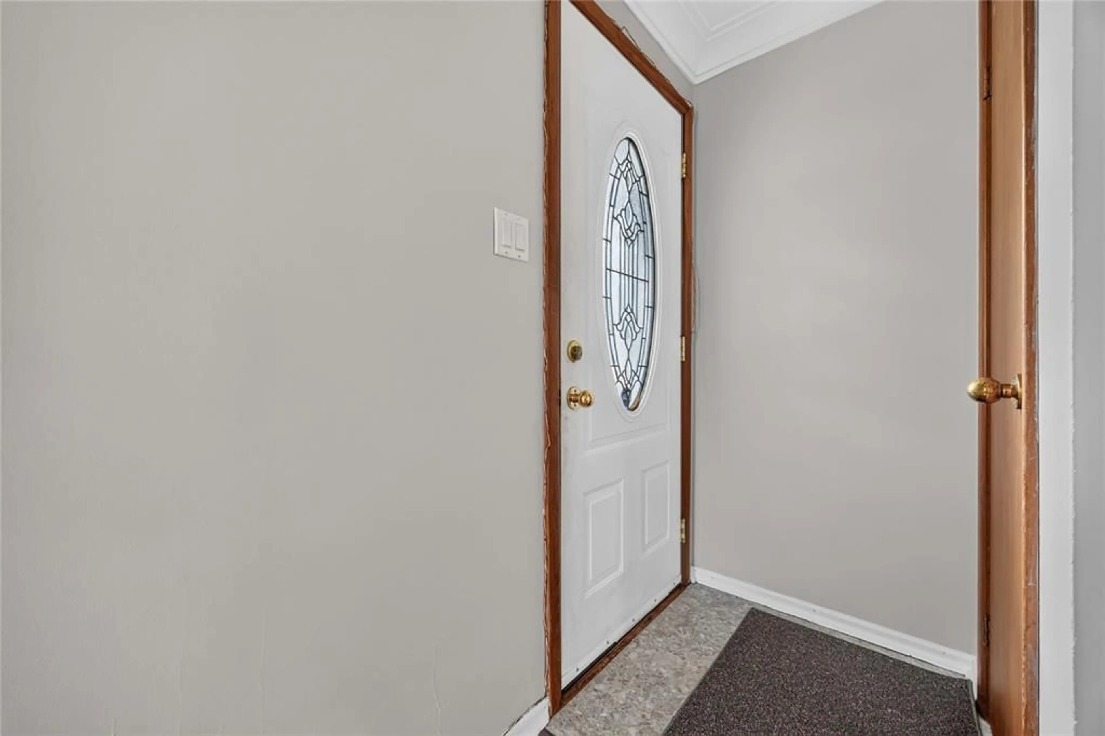 Indoor entryway for 298 ELSFIELD Cres, Sarnia Ontario N7S 1C3