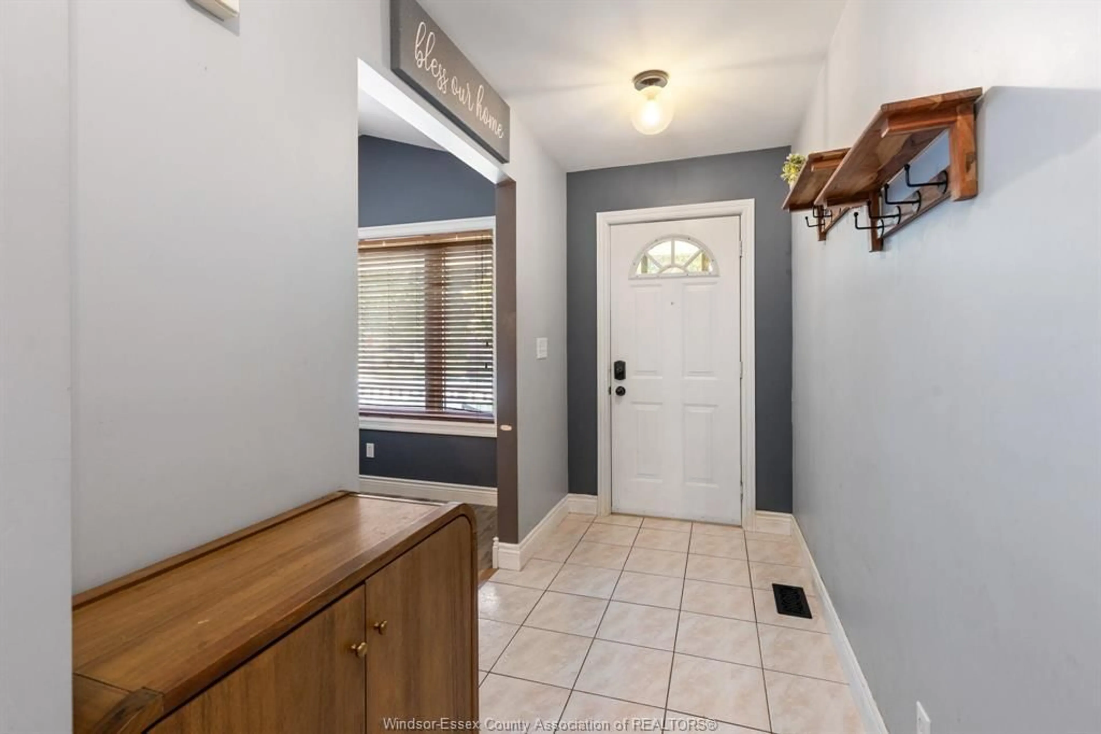 Indoor entryway for 6 REYNOLDS Crt, Amherstburg Ontario N9V 3X8