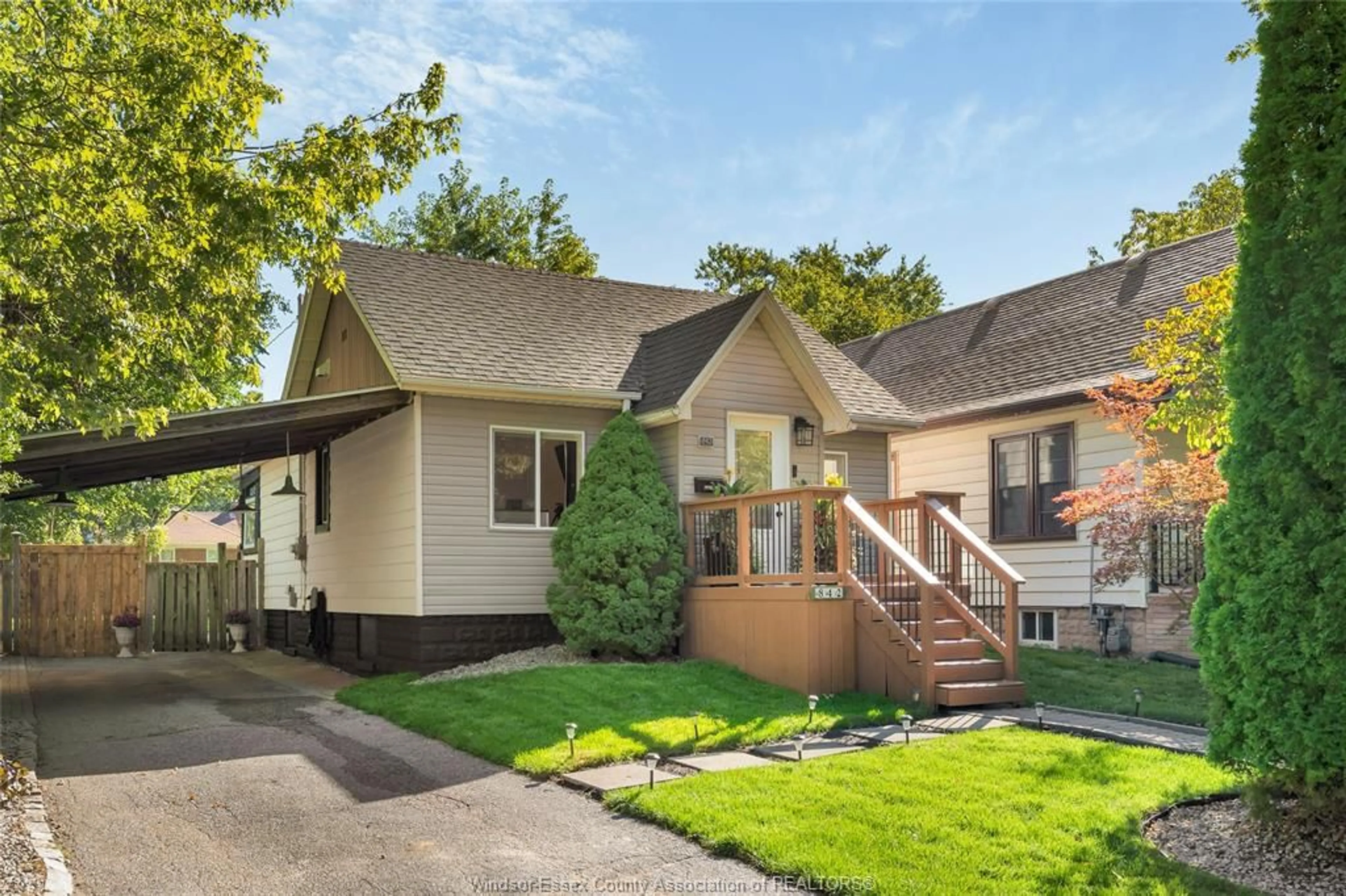 Home with vinyl exterior material, street for 842 Ford Blvd, Windsor Ontario N8S 2E7