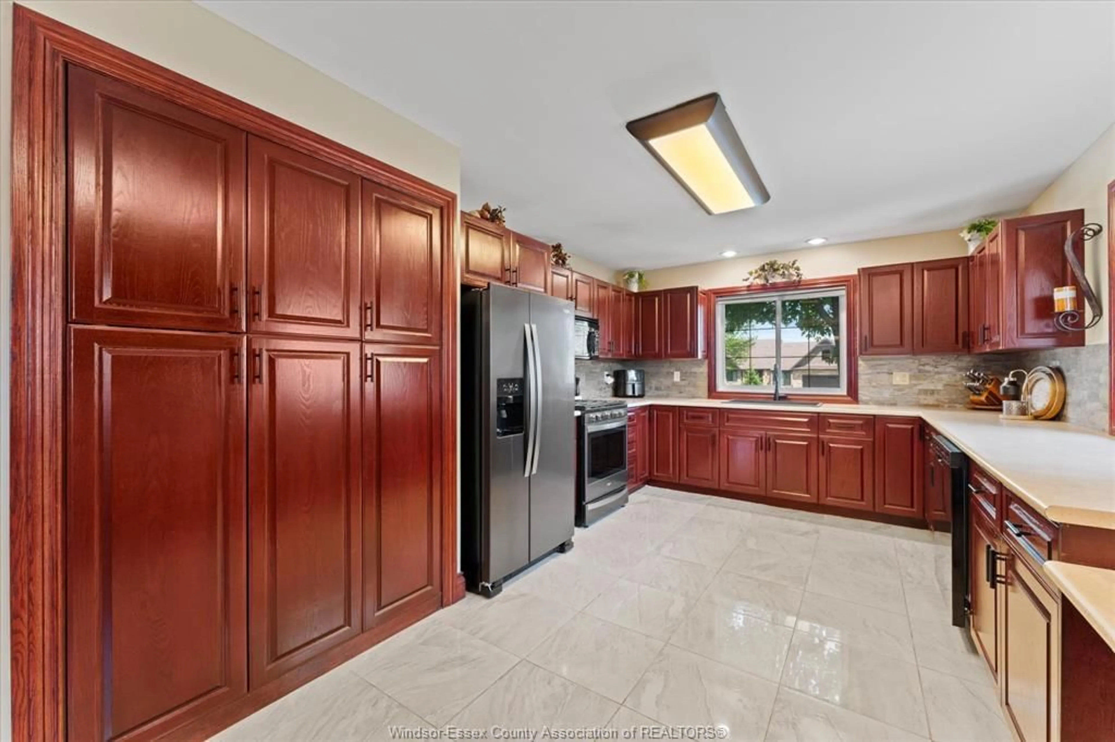 Standard kitchen, ceramic/tile floor for 270 Irwin Ave, Essex Ontario N8M 2T6