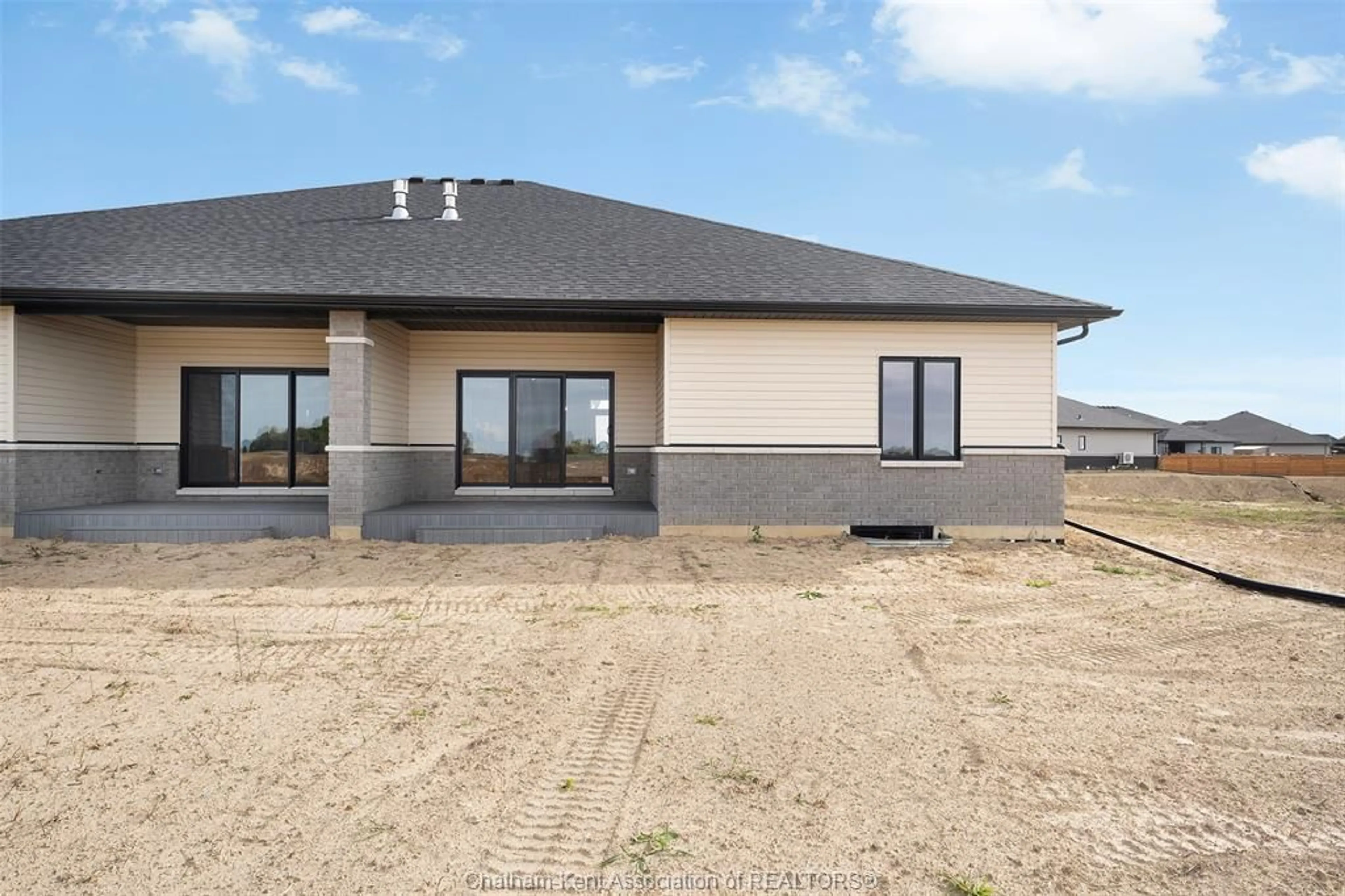 Home with vinyl exterior material, building for 224 Worthington Crt, Chatham Ontario N7L 0G8