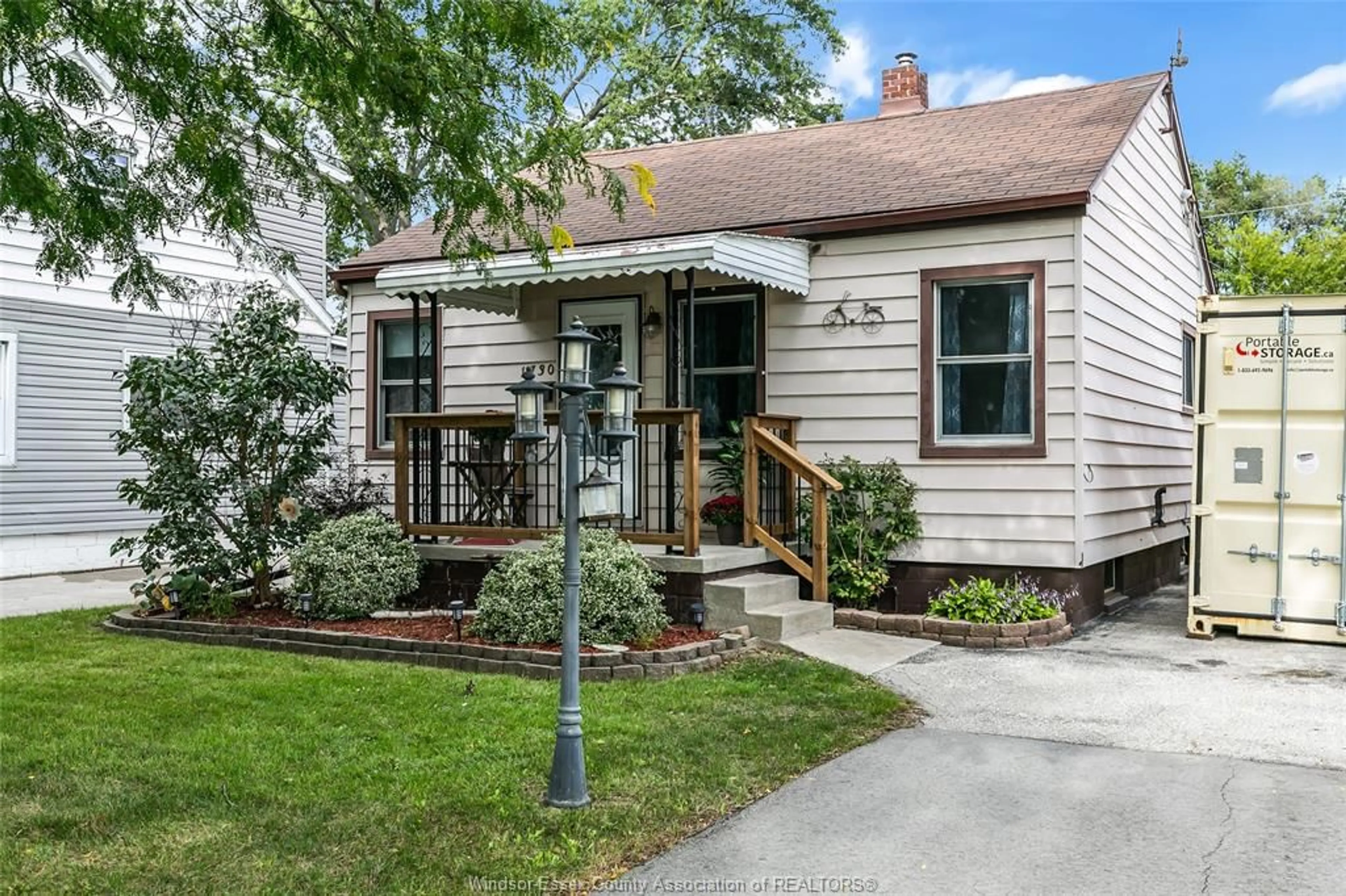 Home with vinyl exterior material, street for 1730 AUBIN Rd, Windsor Ontario N8Y 4G5