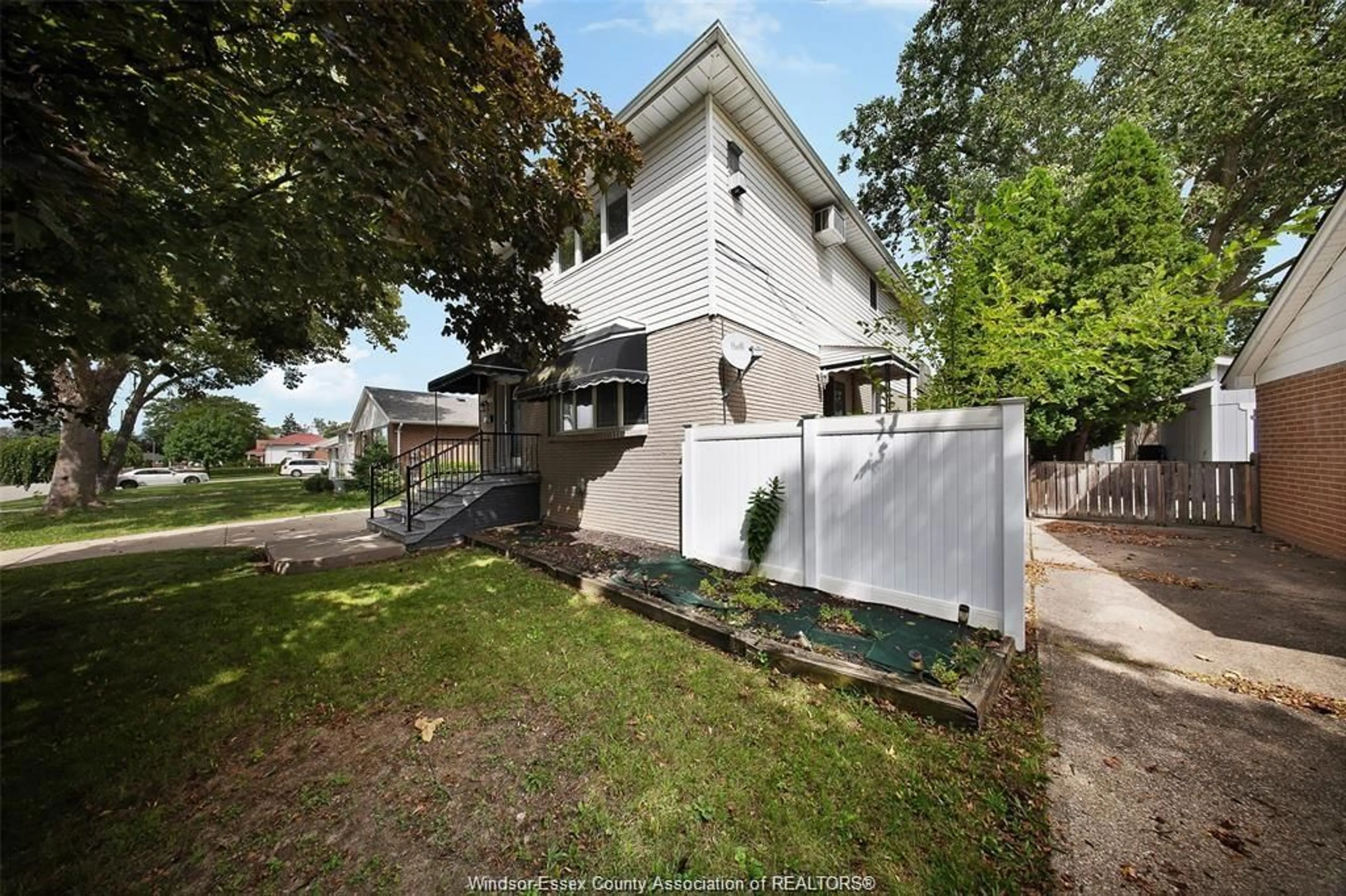 A pic from outside/outdoor area/front of a property/back of a property/a pic from drone, building for 3138 HARTLEY Dr, Windsor Ontario N8T 1Z2